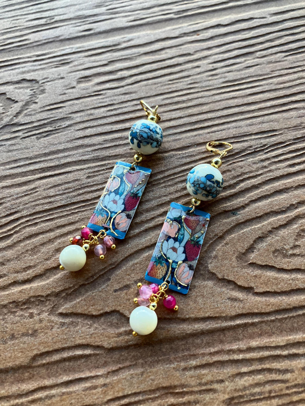 Boucles bohème fleuries en laiton peint d art, murano, nacre et semi précieuse