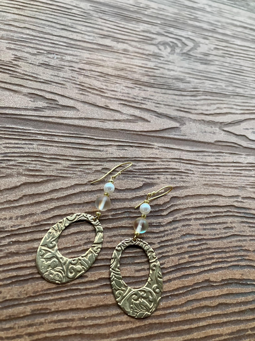 Boucles, boucles en bronze massif martèle, spectrolite, nacre Swarovski