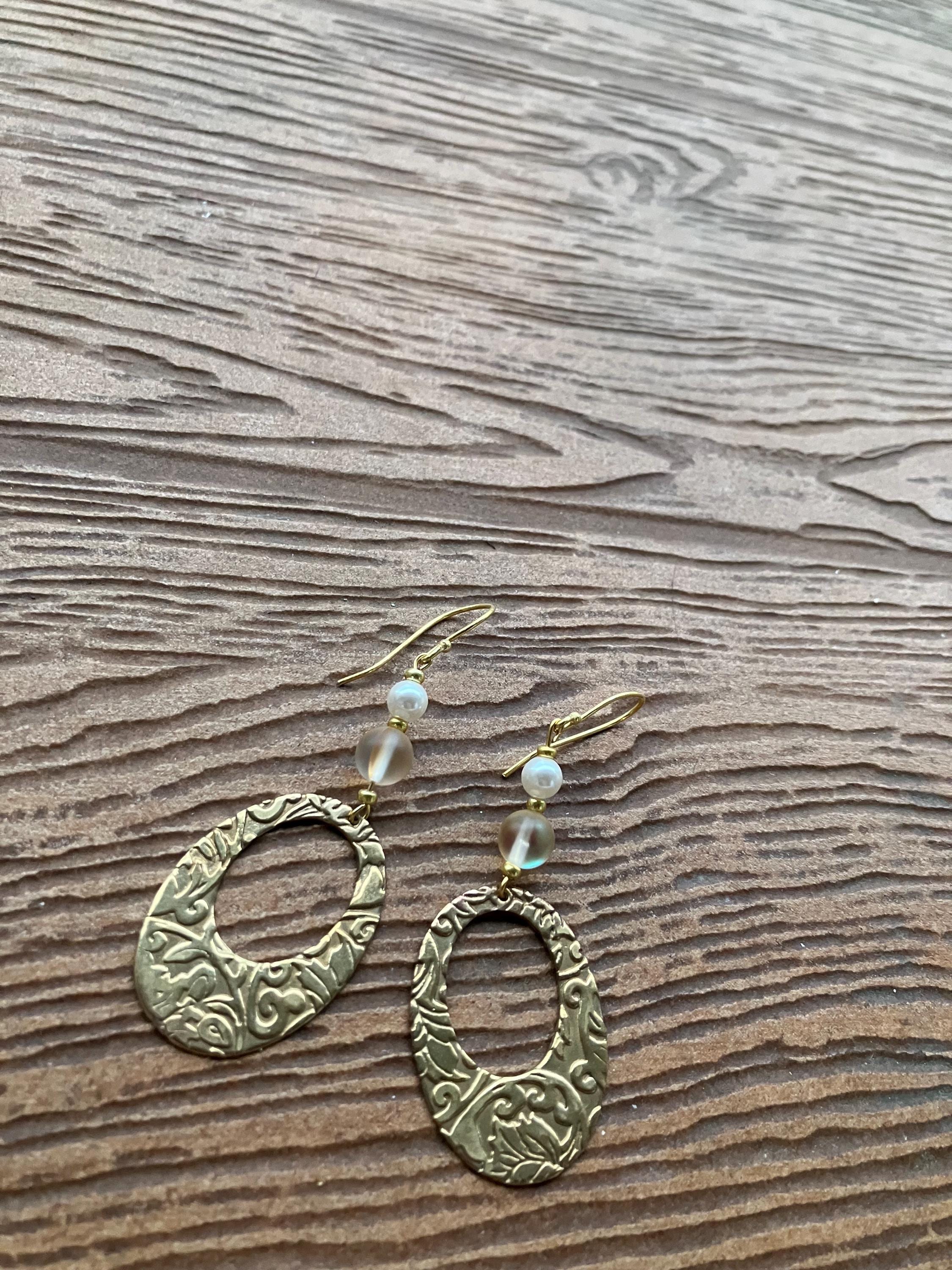 Boucles, boucles en bronze massif martèle, spectrolite, nacre Swarovski