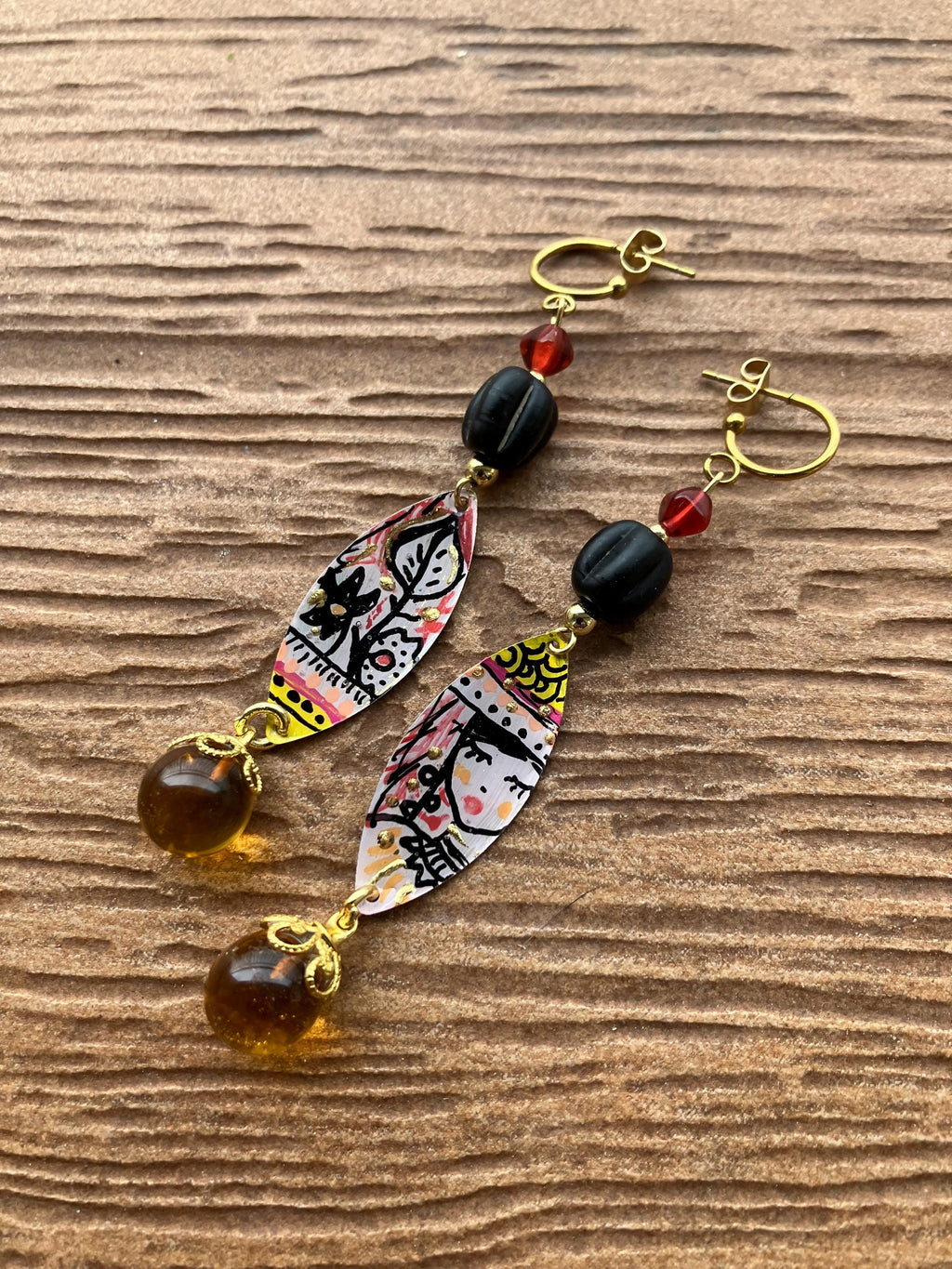 boucles bohème chic artistiques peintes en laiton, verre filé d art et verre rustique ancien