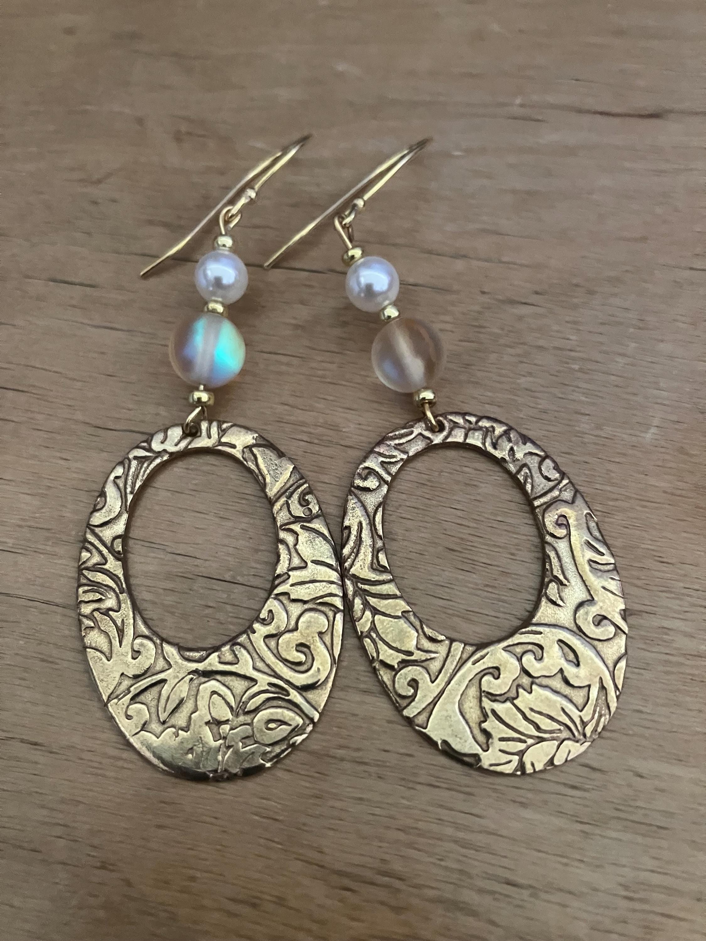 Boucles, boucles en bronze massif martèle, spectrolite, nacre Swarovski