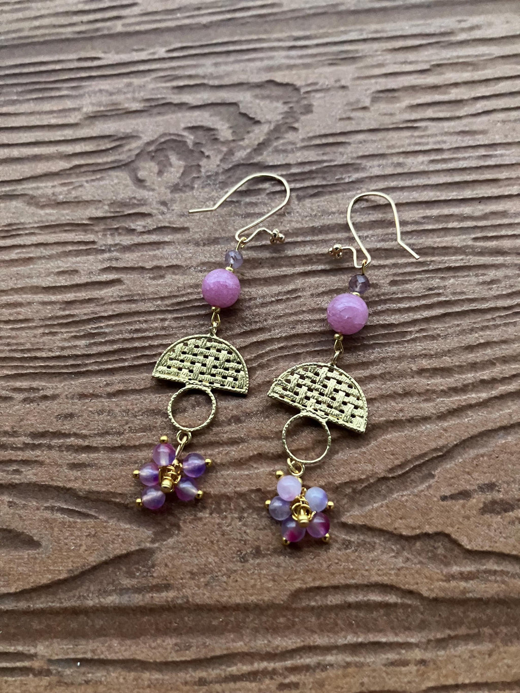 boucles ethniques chic en laiton brut,  semi précieuse calcédoine pourpre, cacoxenite, jade rose violet