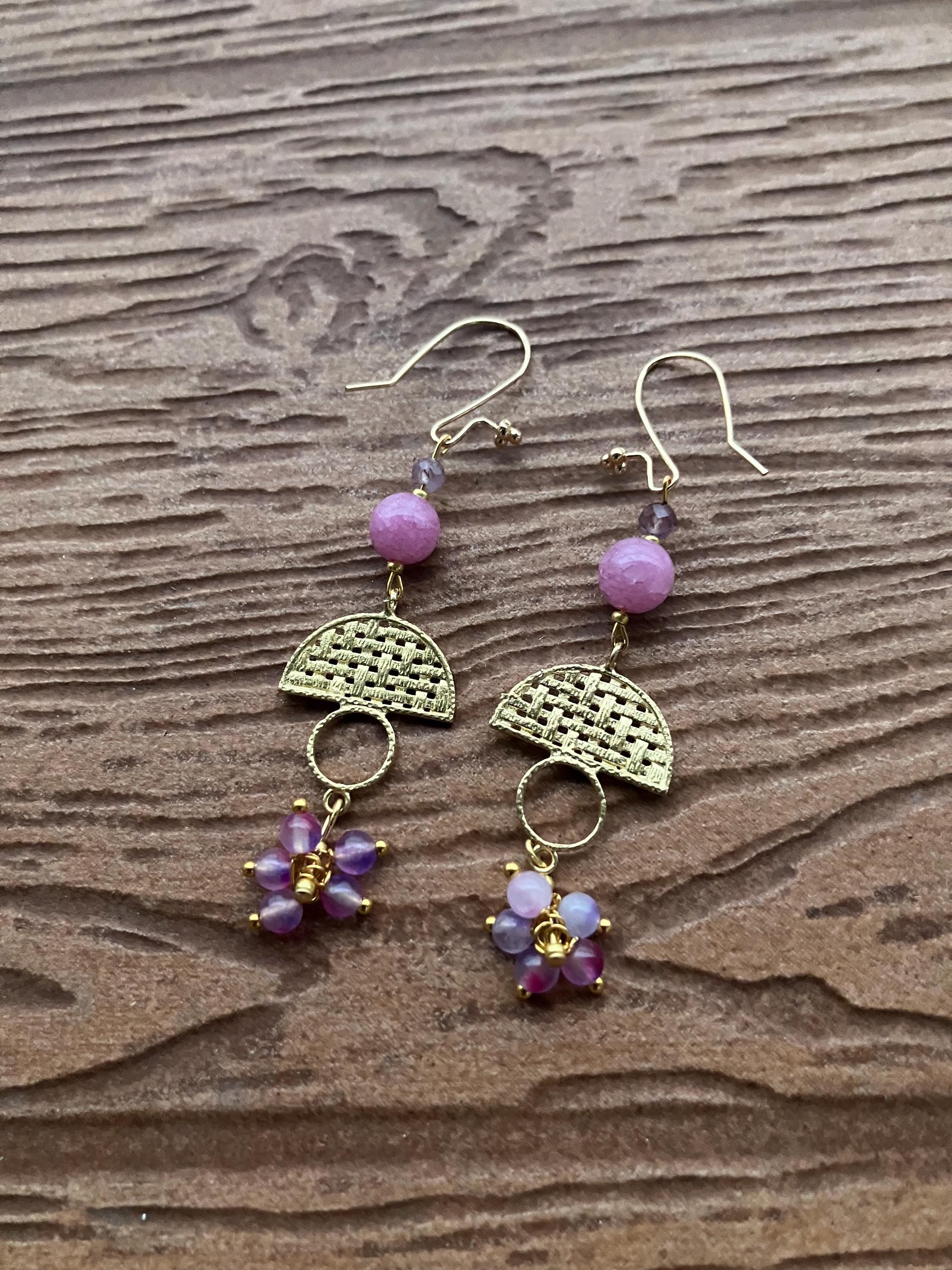 boucles ethniques chic en laiton brut,  semi précieuse calcédoine pourpre, cacoxenite, jade rose violet