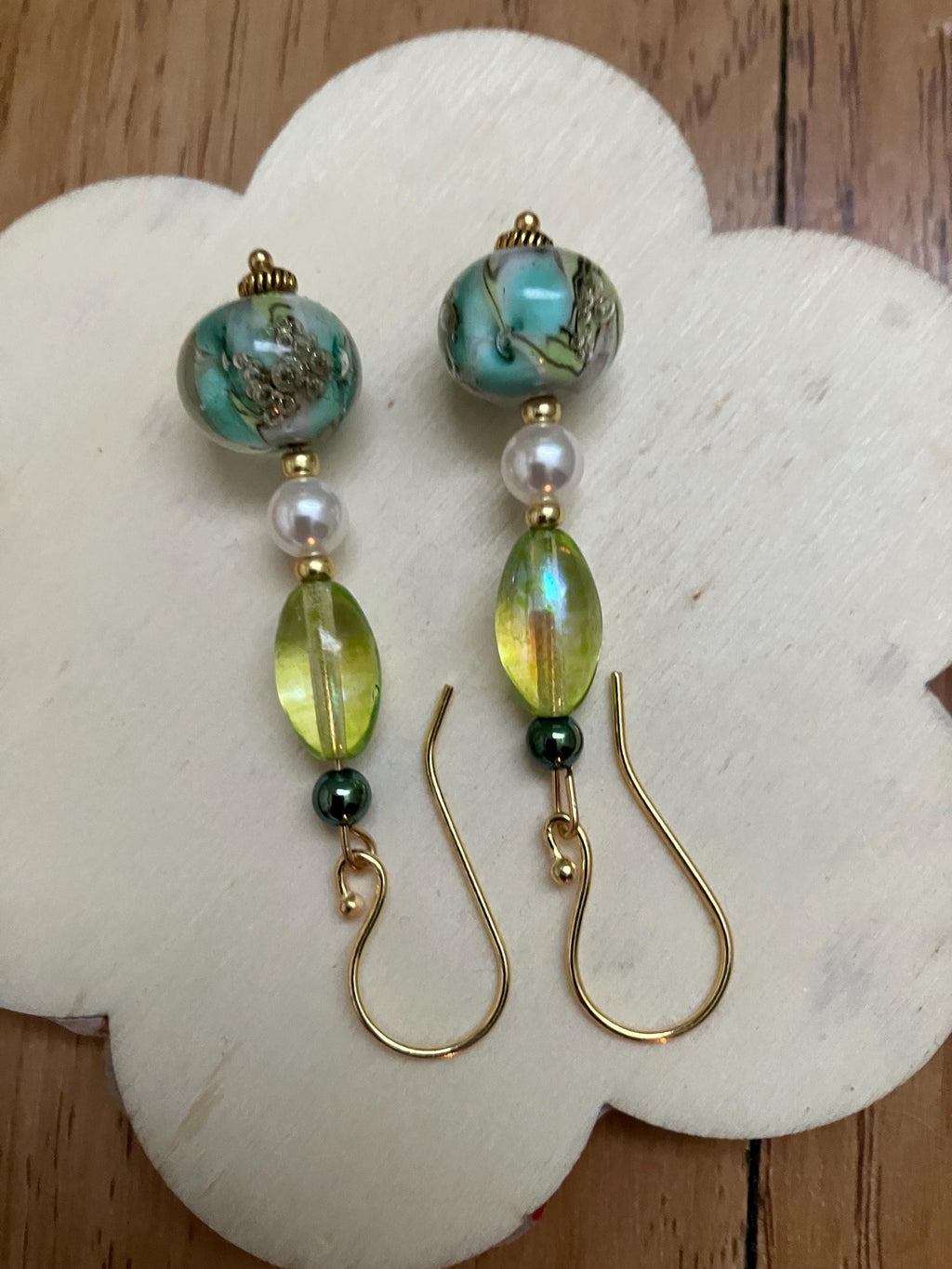 Boucles, Boucles tendance, laiton doré à l or fin, verre filé au chalumeau, nacre Swarovski, verre tchèque, hématite