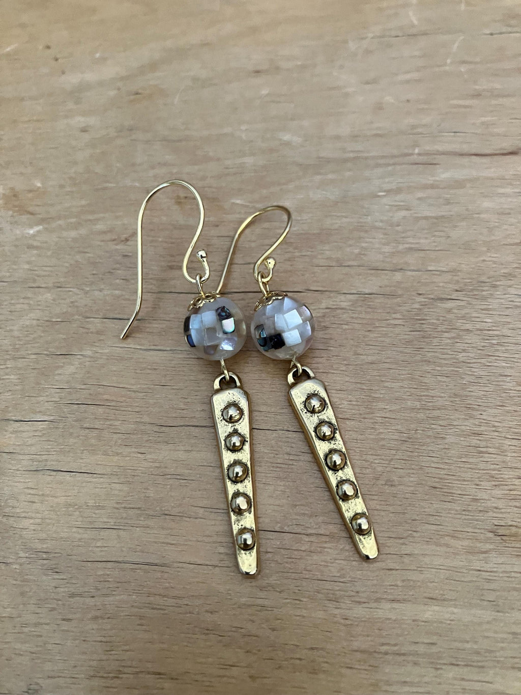 Boucles, boucles modernes, étain massif doré, coquille d ormeau, grade AA