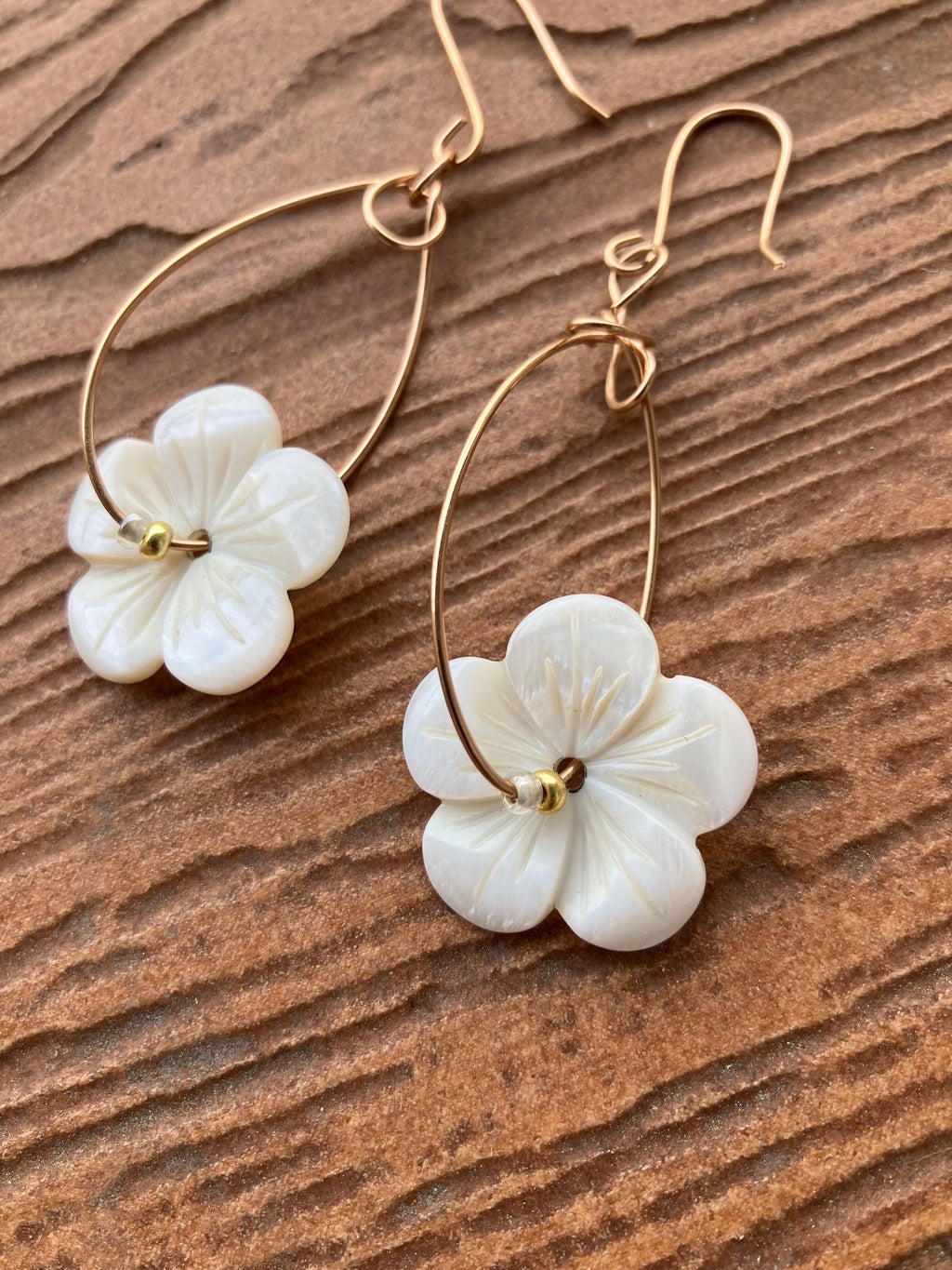 Boucles; Boucles artistiques, nacre naturelle sculptée, bronze véritable