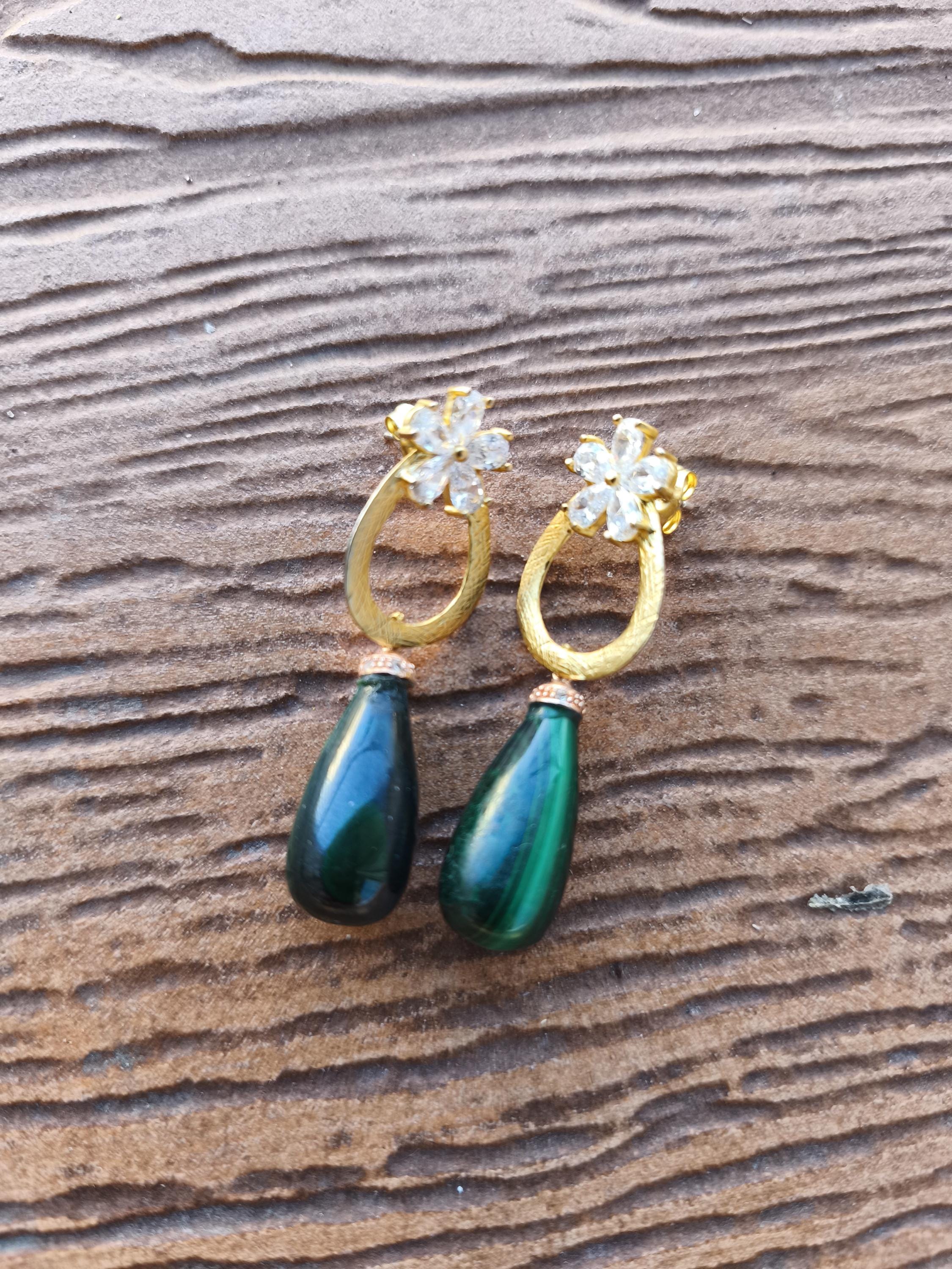 boucles semi précieuses en malachite et plaque or