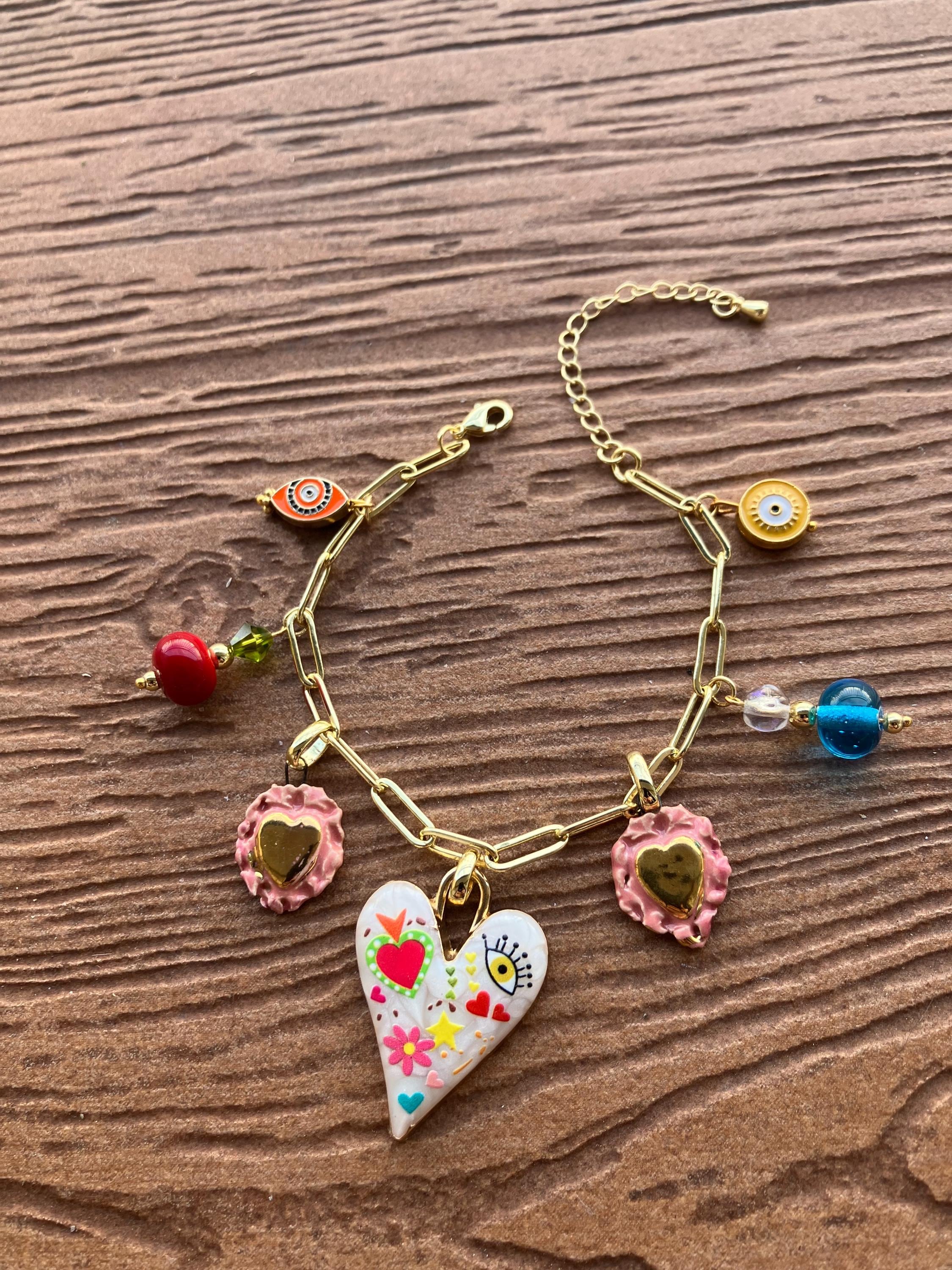 bracelet pampilles cœur porte bonheur en plaqué or, verre filé d art, émail, cristal Swarovski, céramique et porcelaine émaillée d art