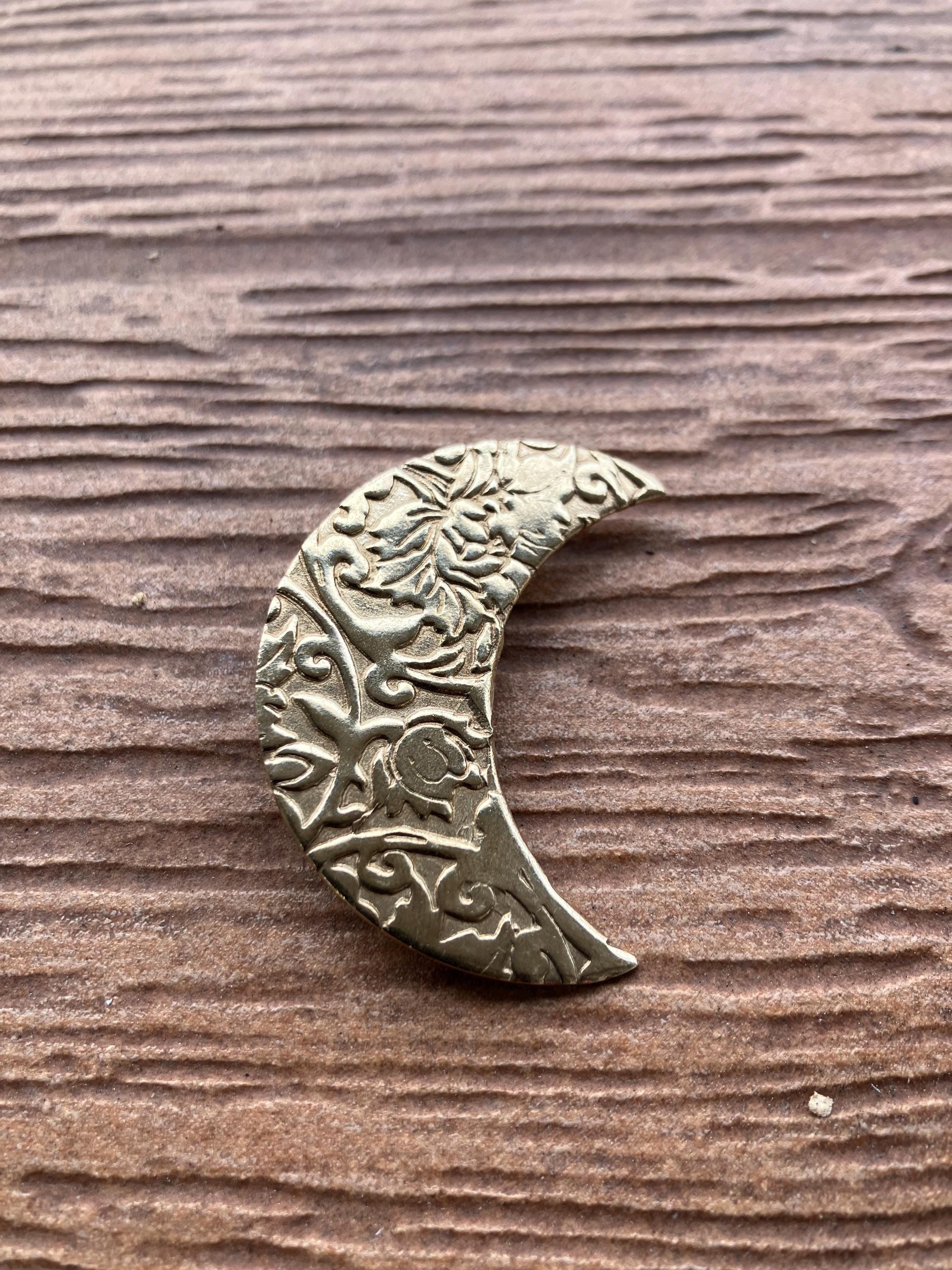 broche artisanale croissant de lune en bronze massif sculpté représentation florale