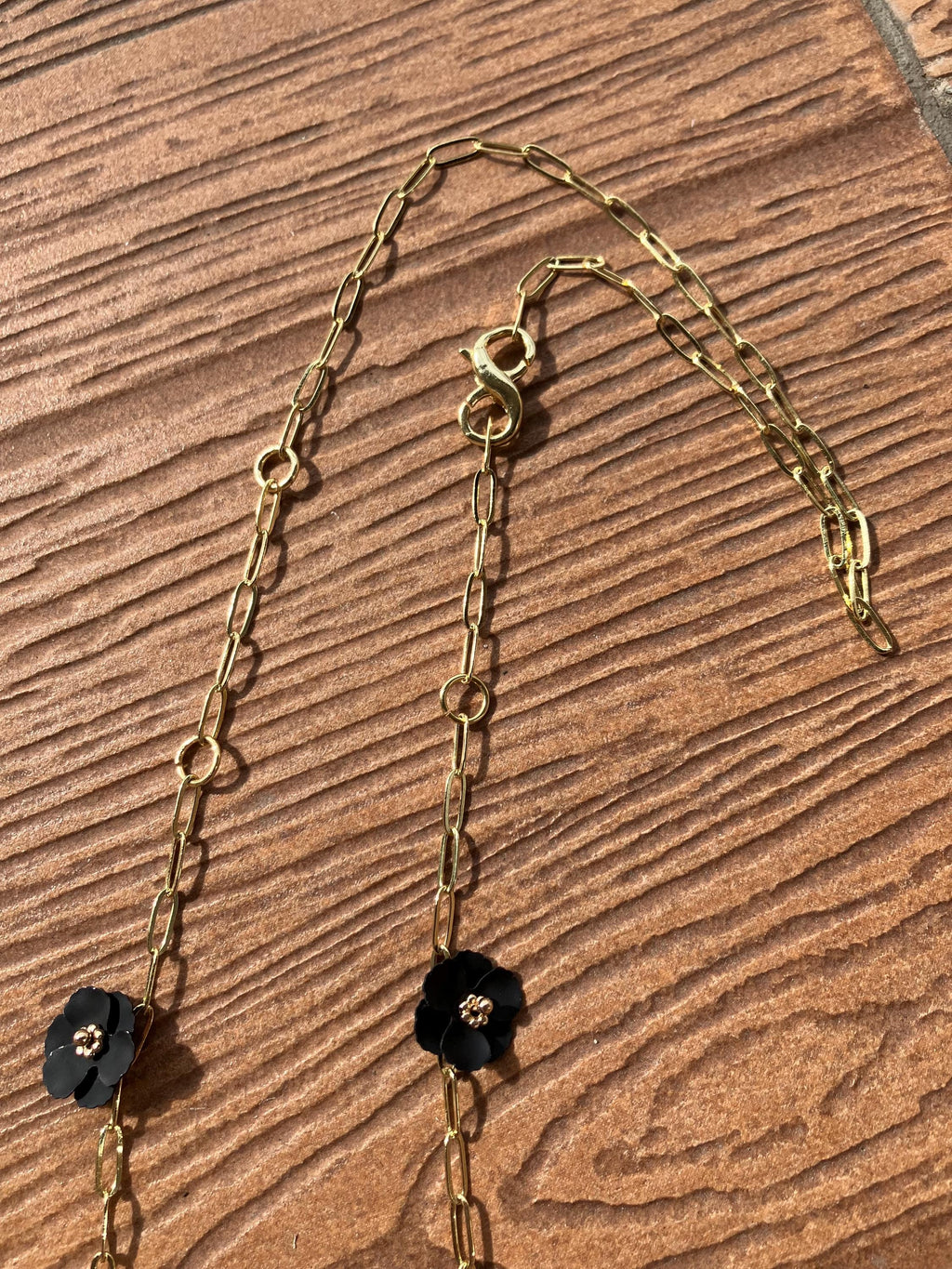 sautoir en plaqué or et pendentif japonisant artistique geisha peinte avec son chat