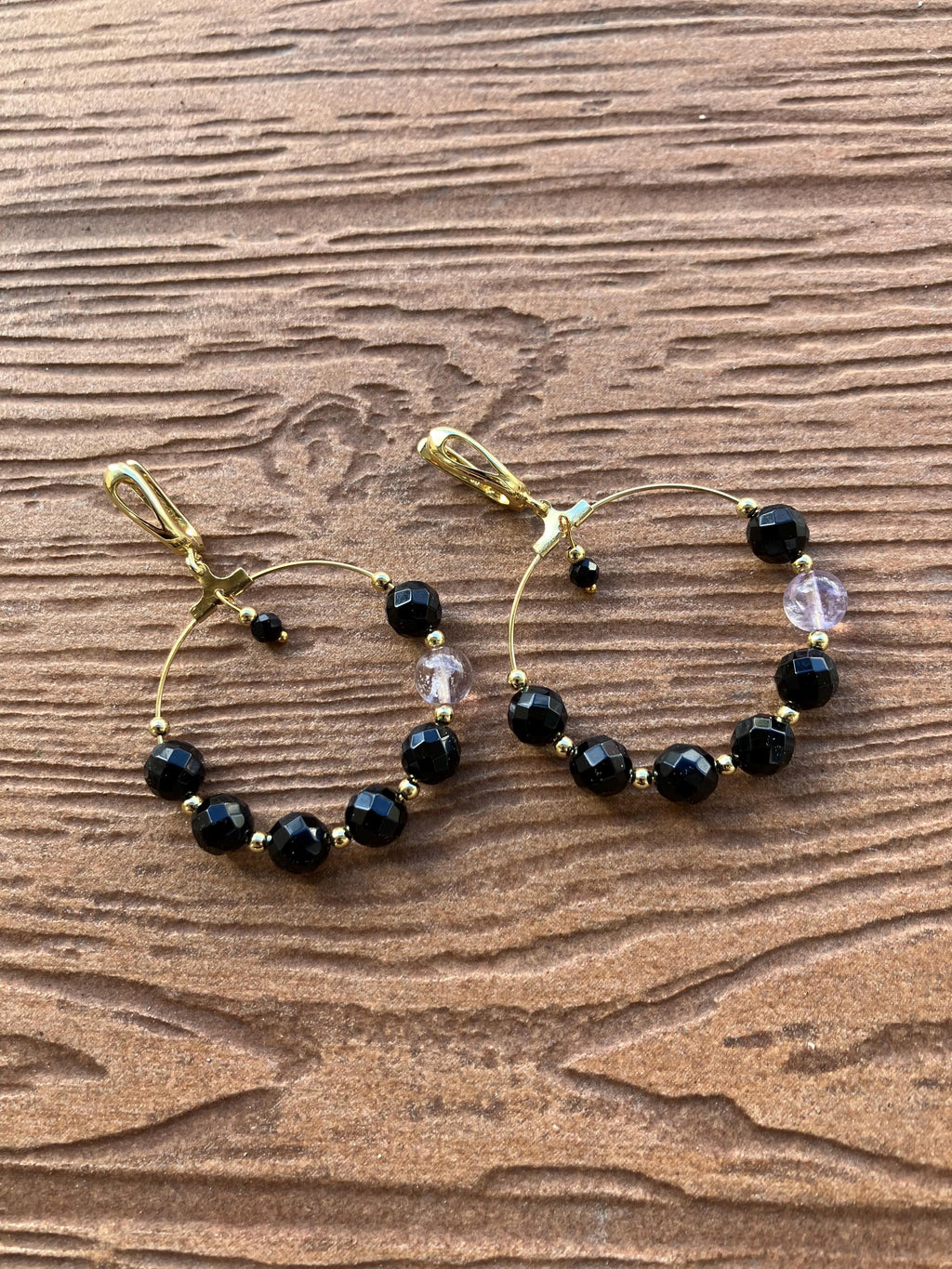 créoles modernes semi précieuse onyx noir facette, ametrine et plaqué or