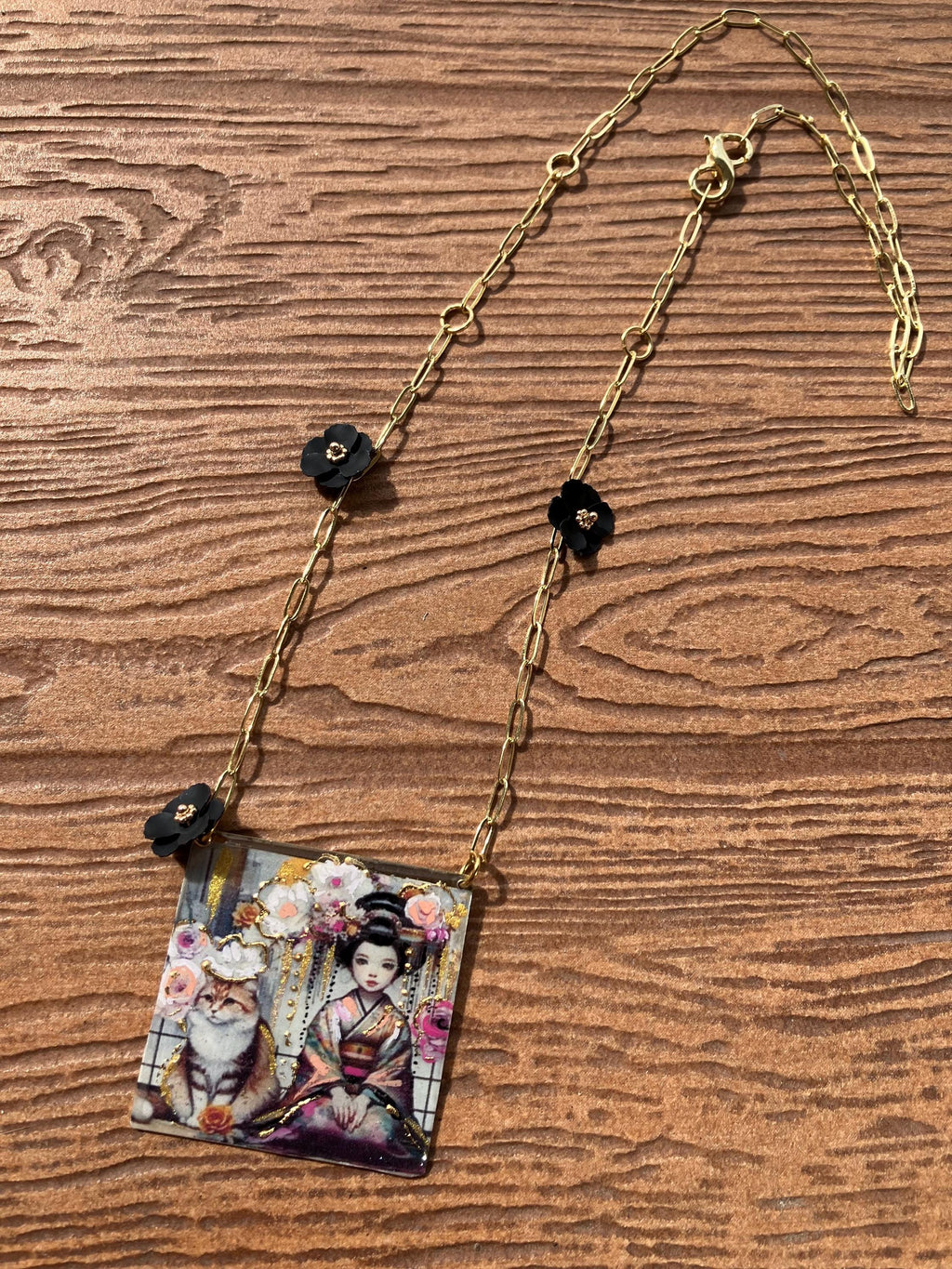 sautoir en plaqué or et pendentif japonisant artistique geisha peinte avec son chat