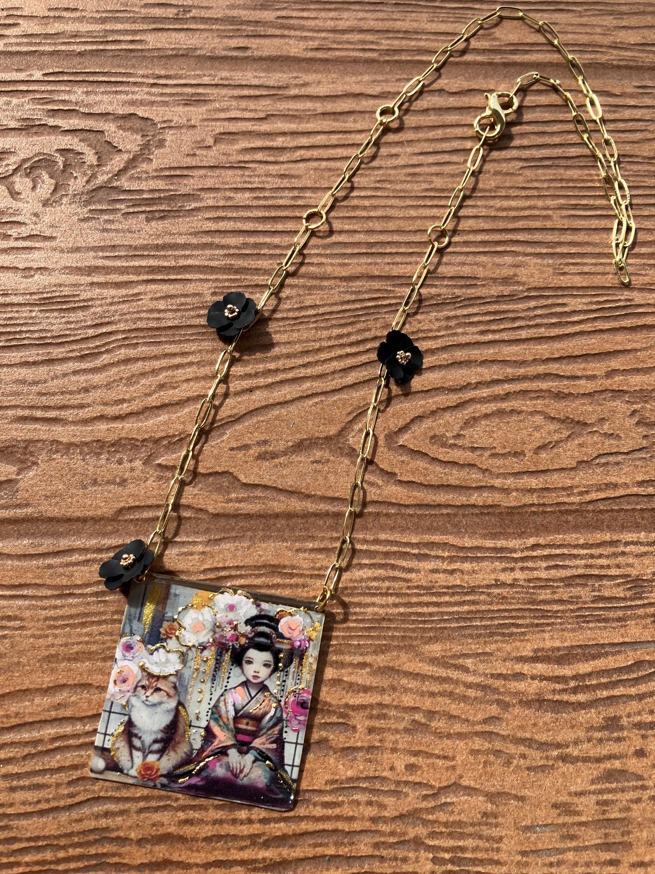 sautoir en plaqué or et pendentif japonisant artistique geisha peinte avec son chat