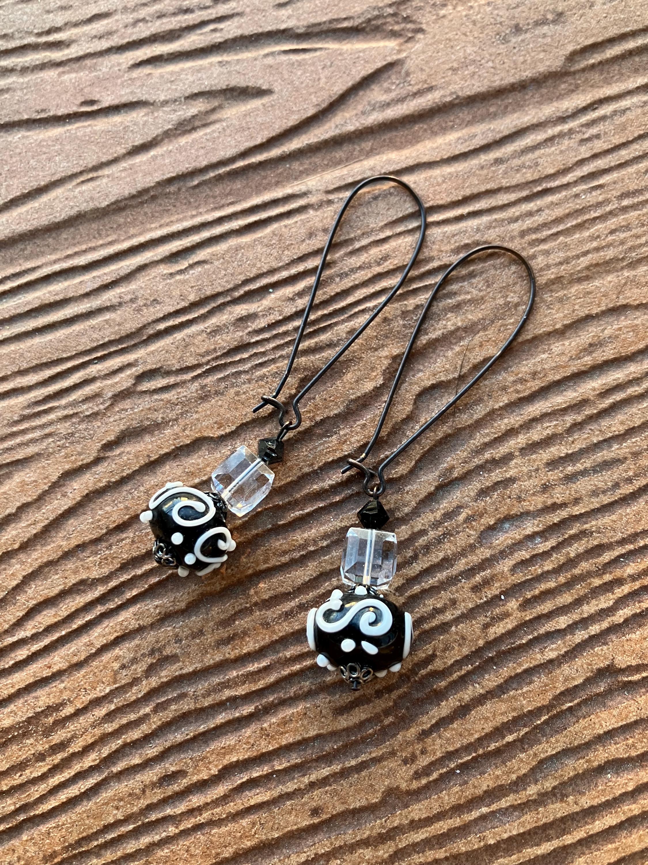 boucles, longues boucles noires et blanches, verre filé d art, cristal Swarovski, cuivre