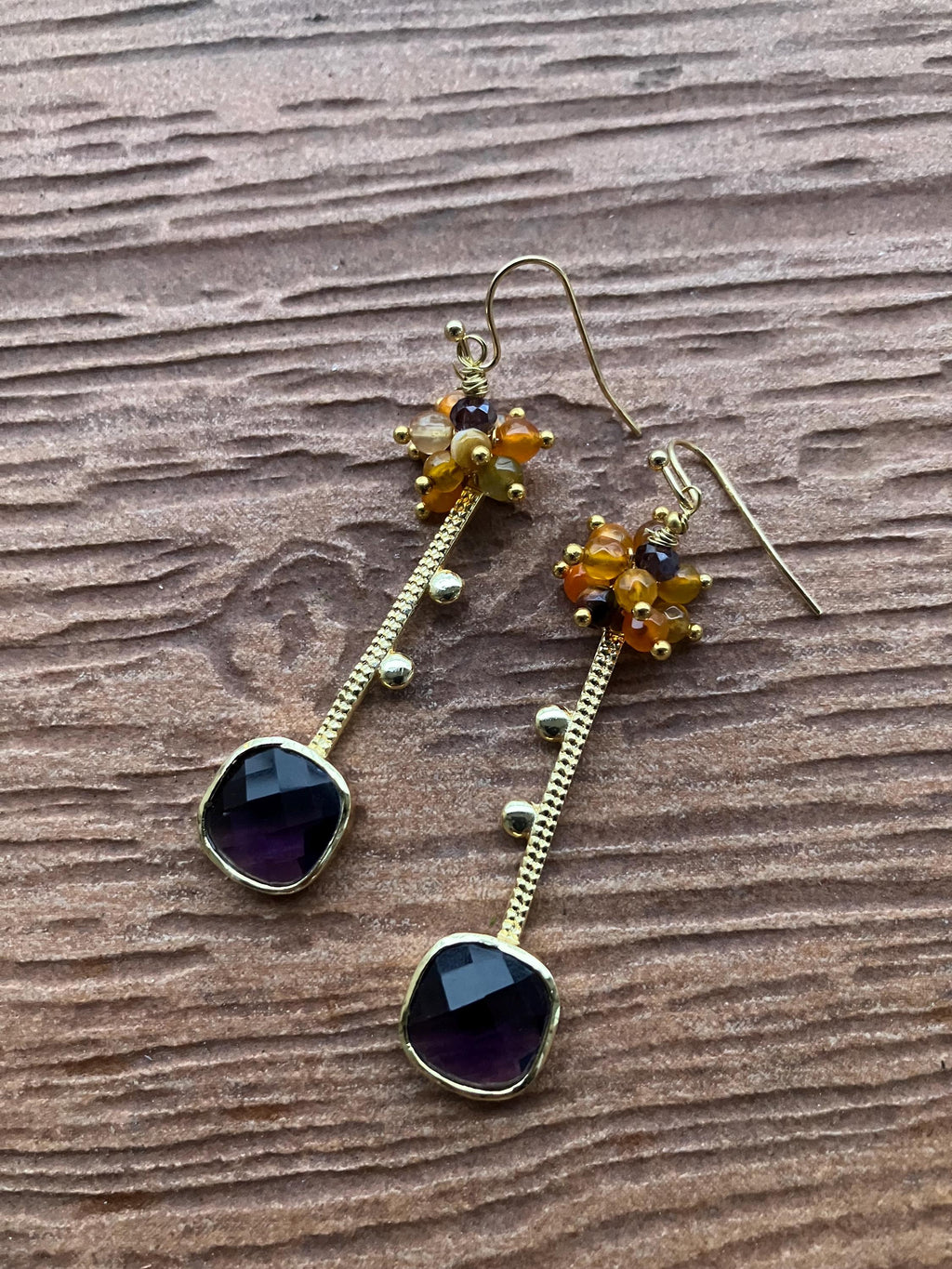 boucles modernes romantiques artistiques en plaqué or, semi précieuse améthyste et agate orange