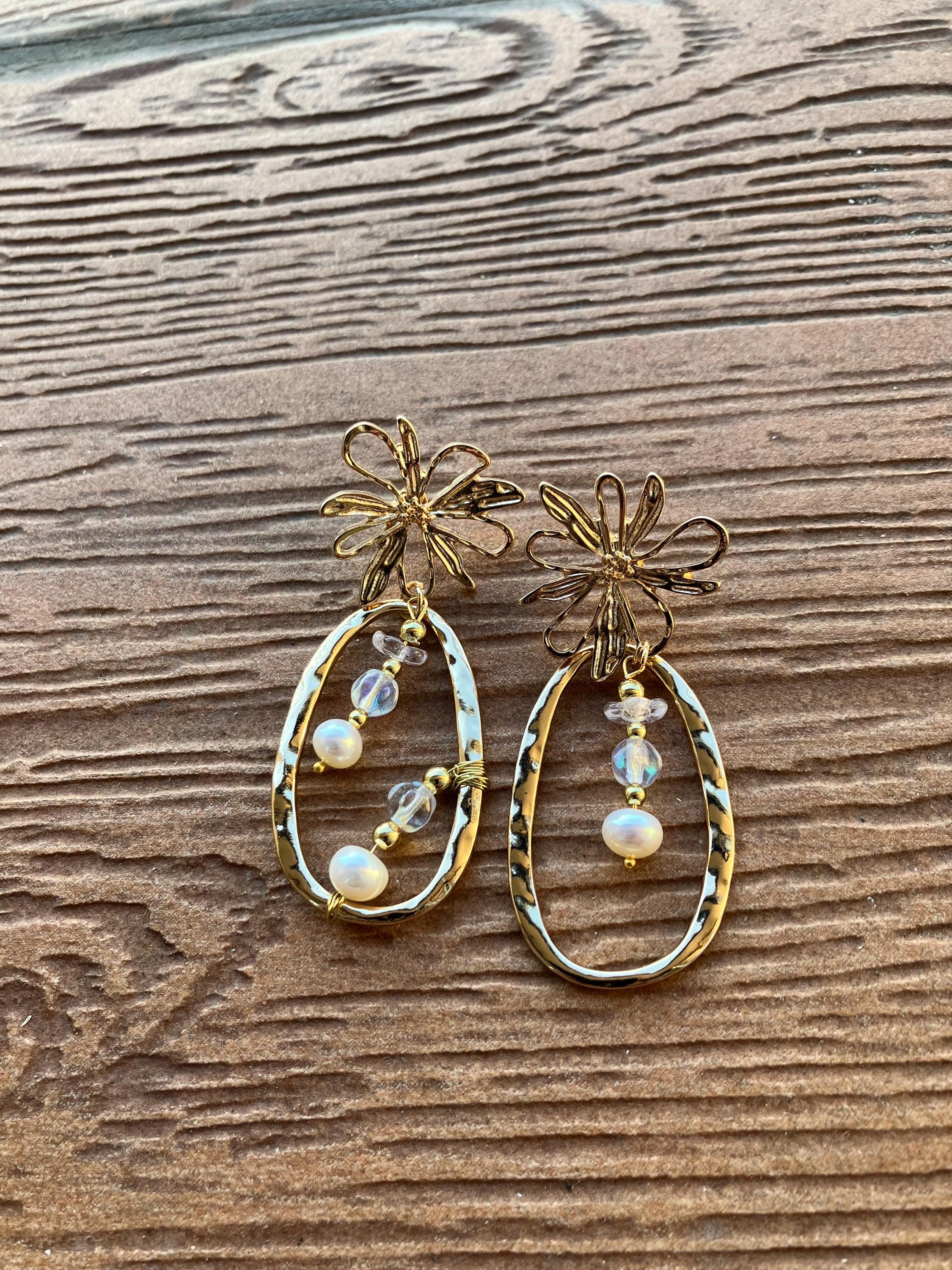 boucles dépareillées originales en zamac, perles de culture et verre tchèque