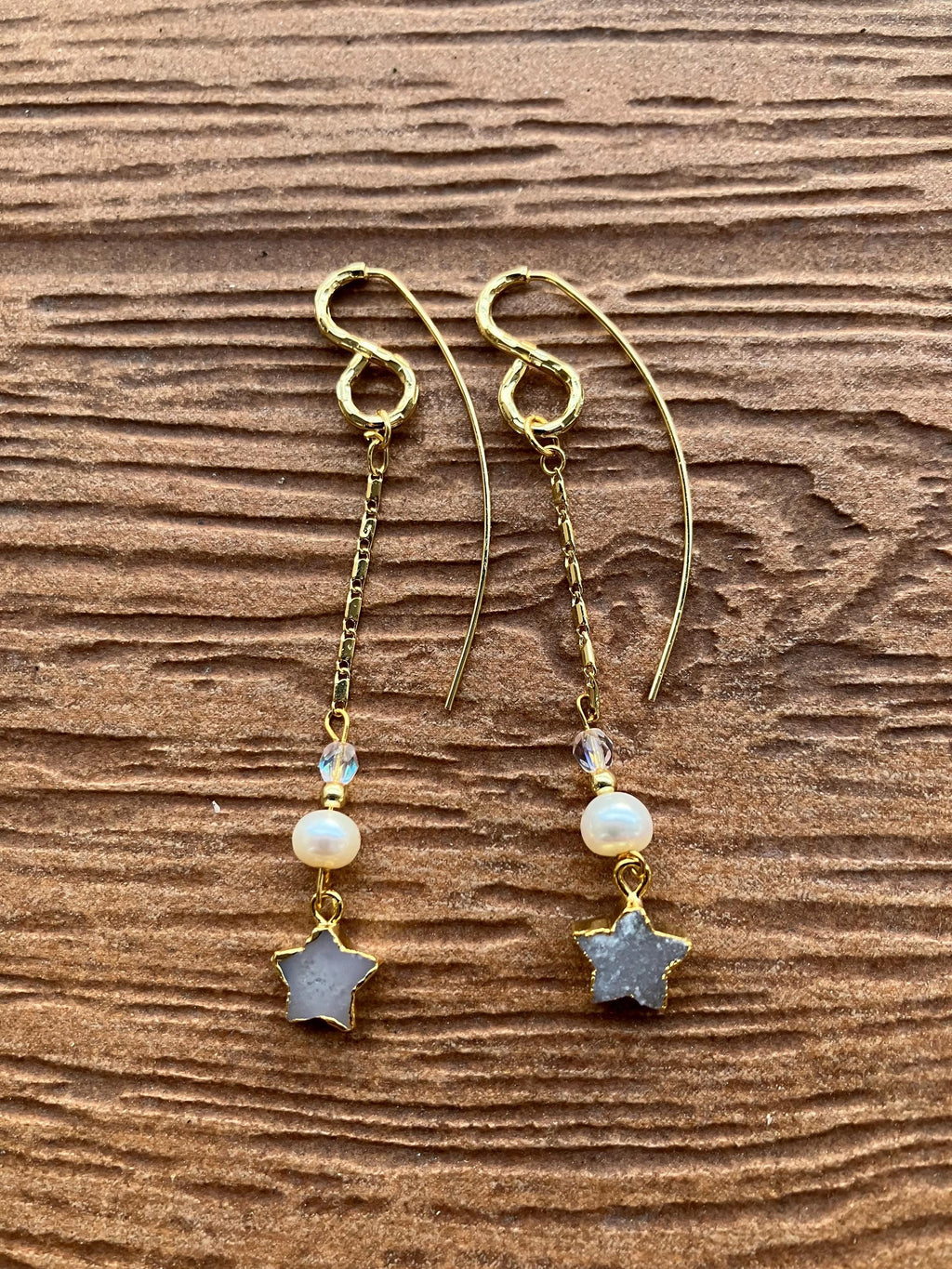 Longues boucles modernes plaqué or, perles de culture et semi précieuse agate Druzy