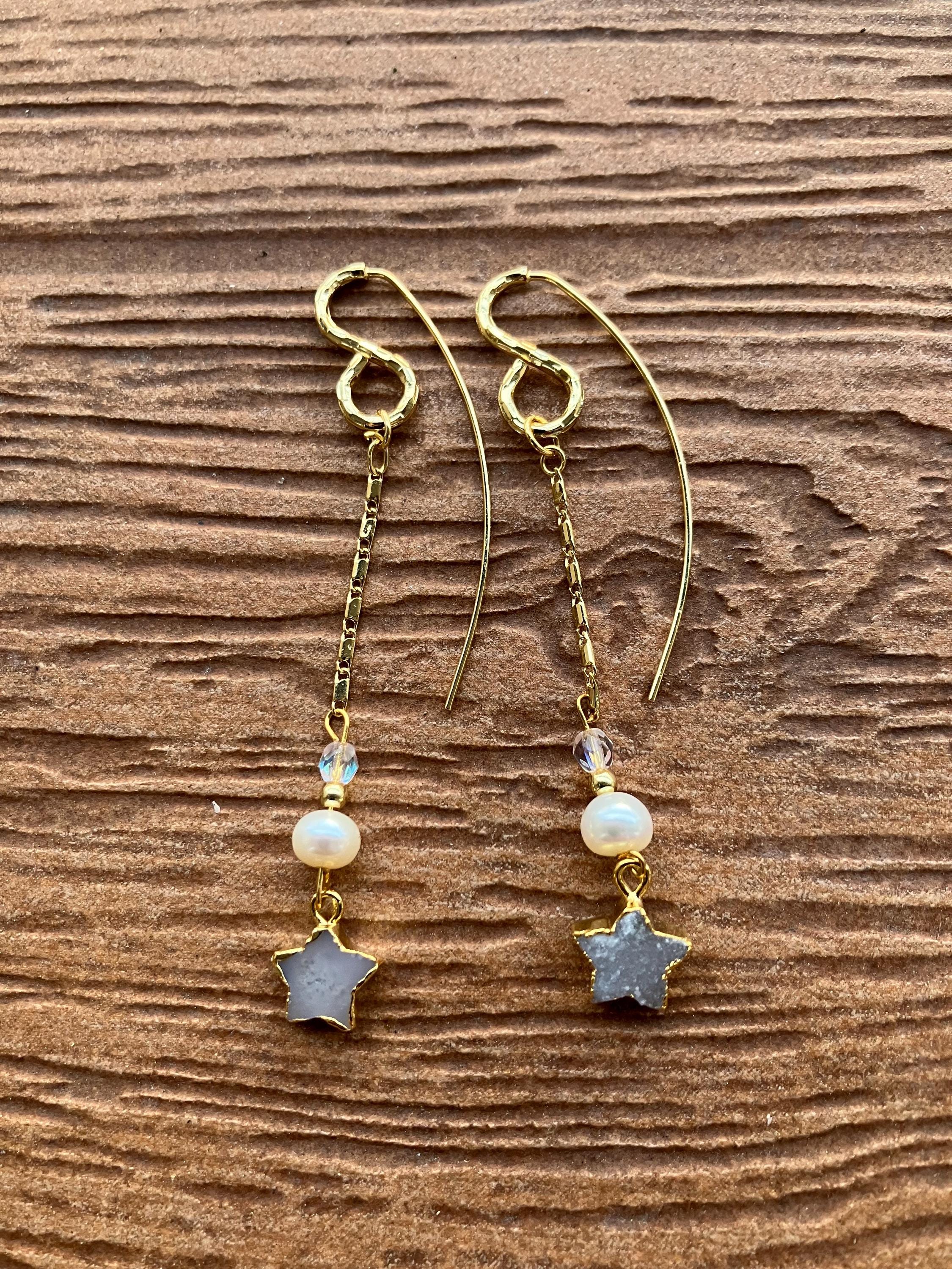 Longues boucles modernes plaqué or, perles de culture et semi précieuse agate Druzy