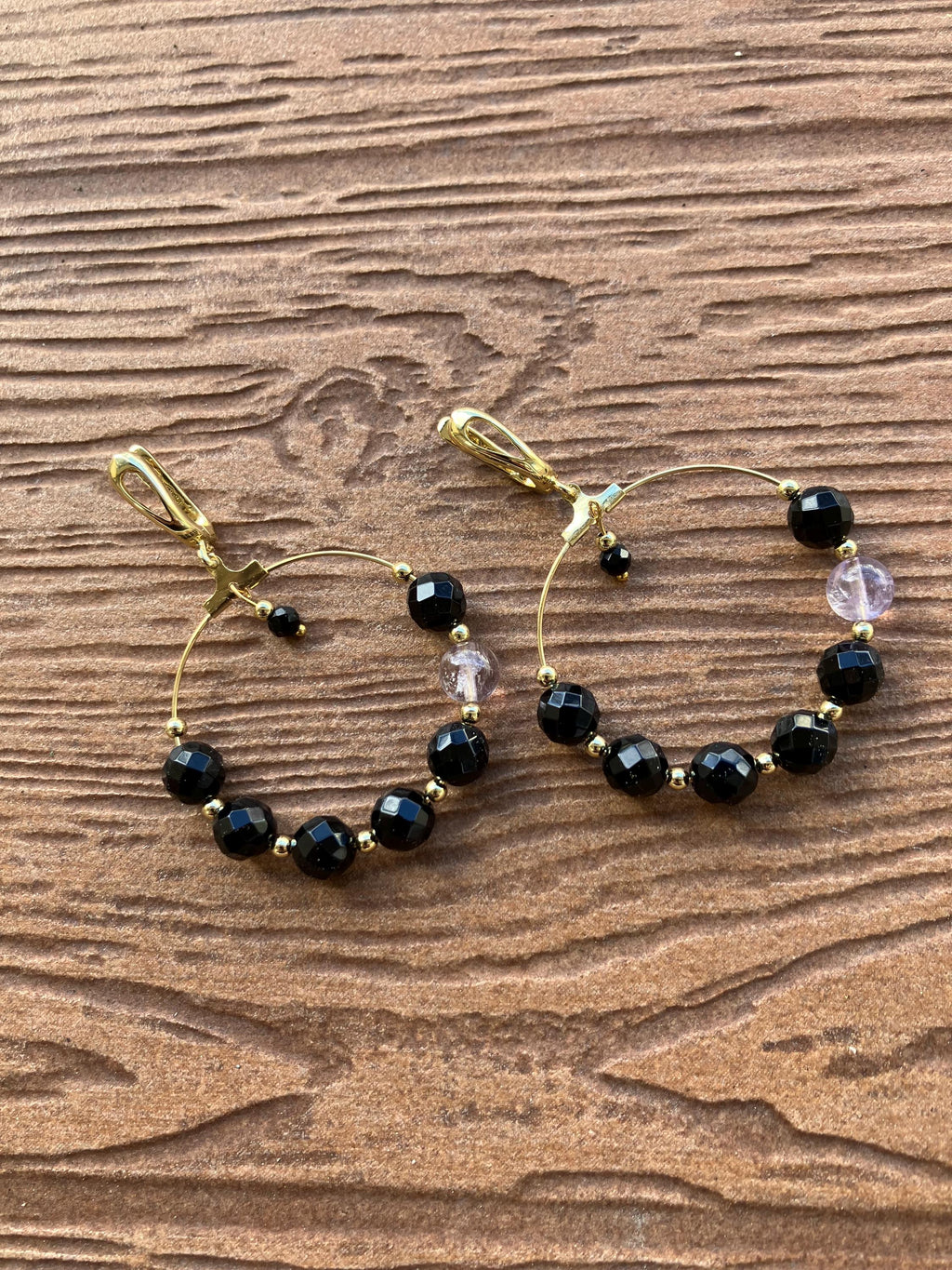 créoles modernes semi précieuse onyx noir facette, ametrine et plaqué or