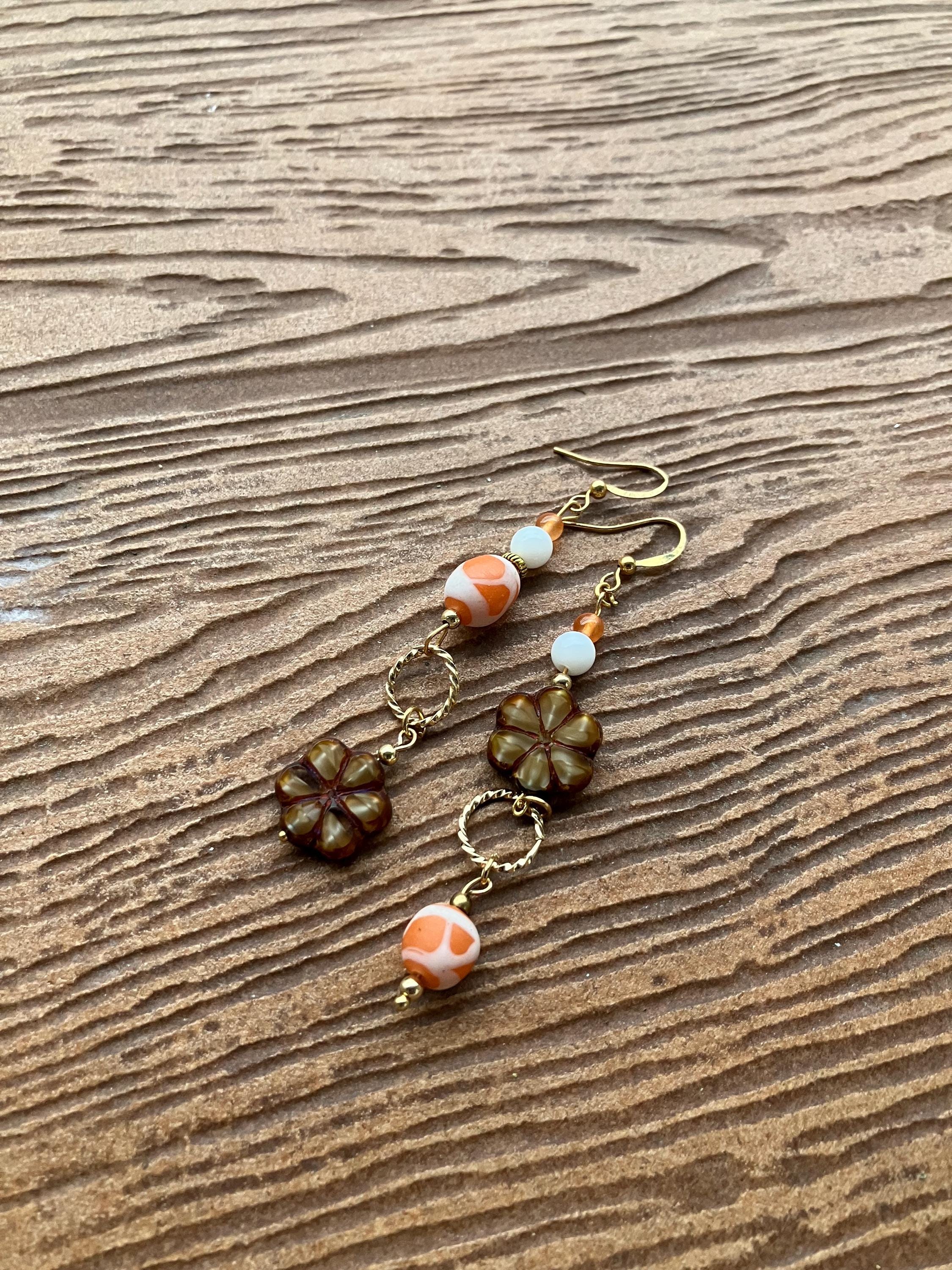 Boucles, longues boucles dépareillées, verre tchèque, verre indien, plaqué or