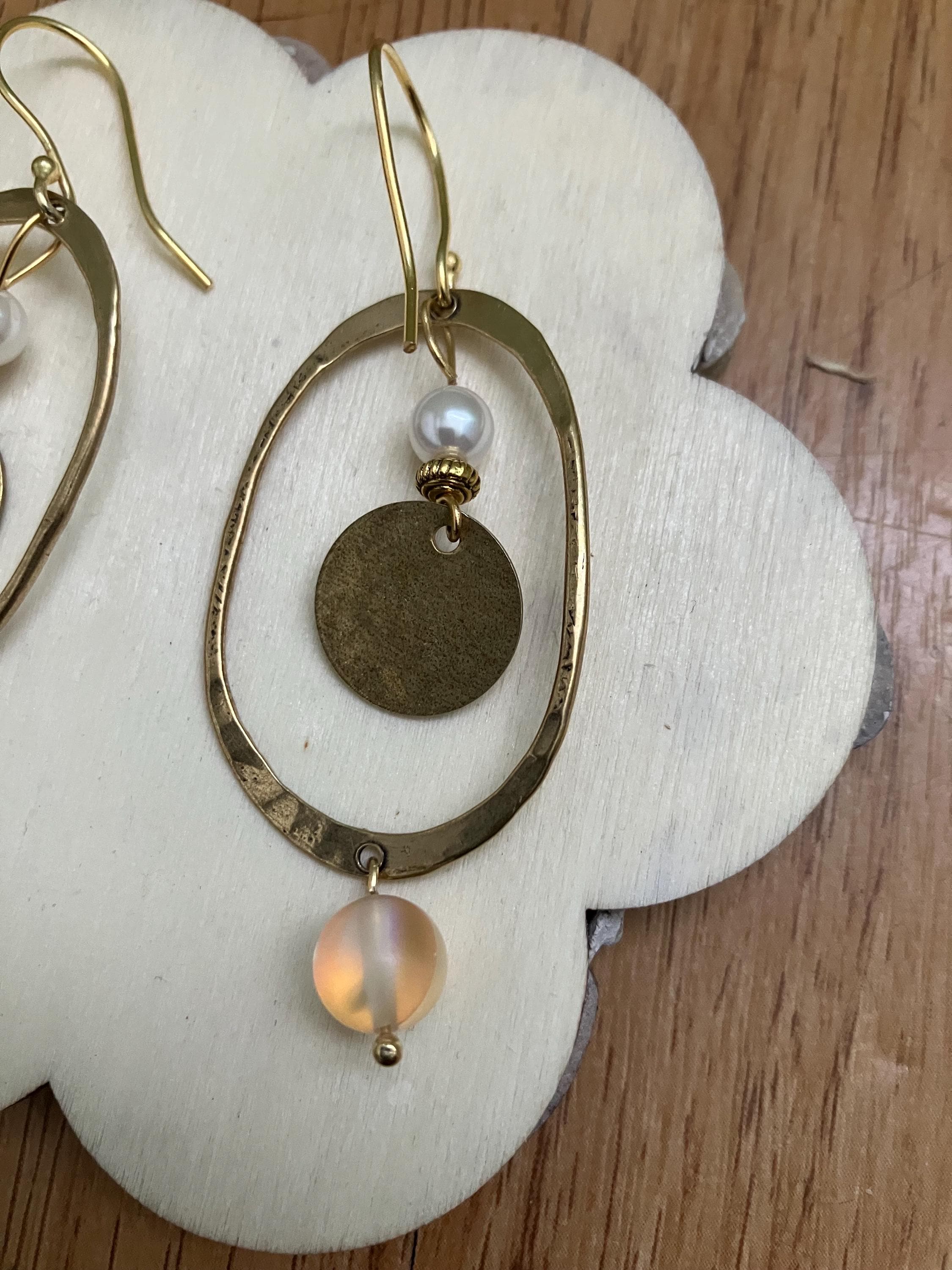 Boucles, anneaux, ovales, bronze massif, pierres semi précieuses, spectrolite, nacre Swarovski