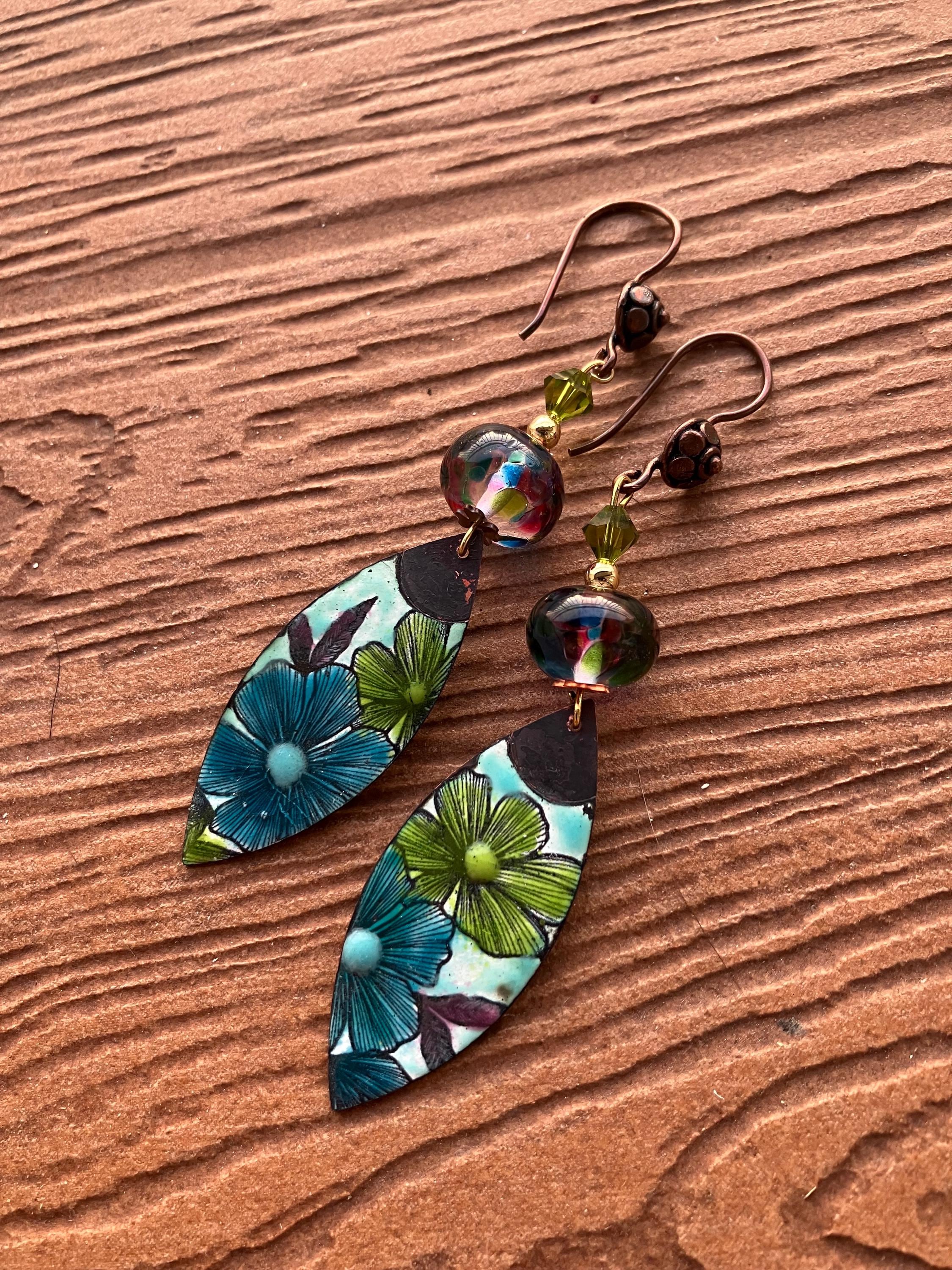 boucles romantiques fleuries en cuivre émaillé d art, verre filé au chalumeau, plaqué or et cuivre