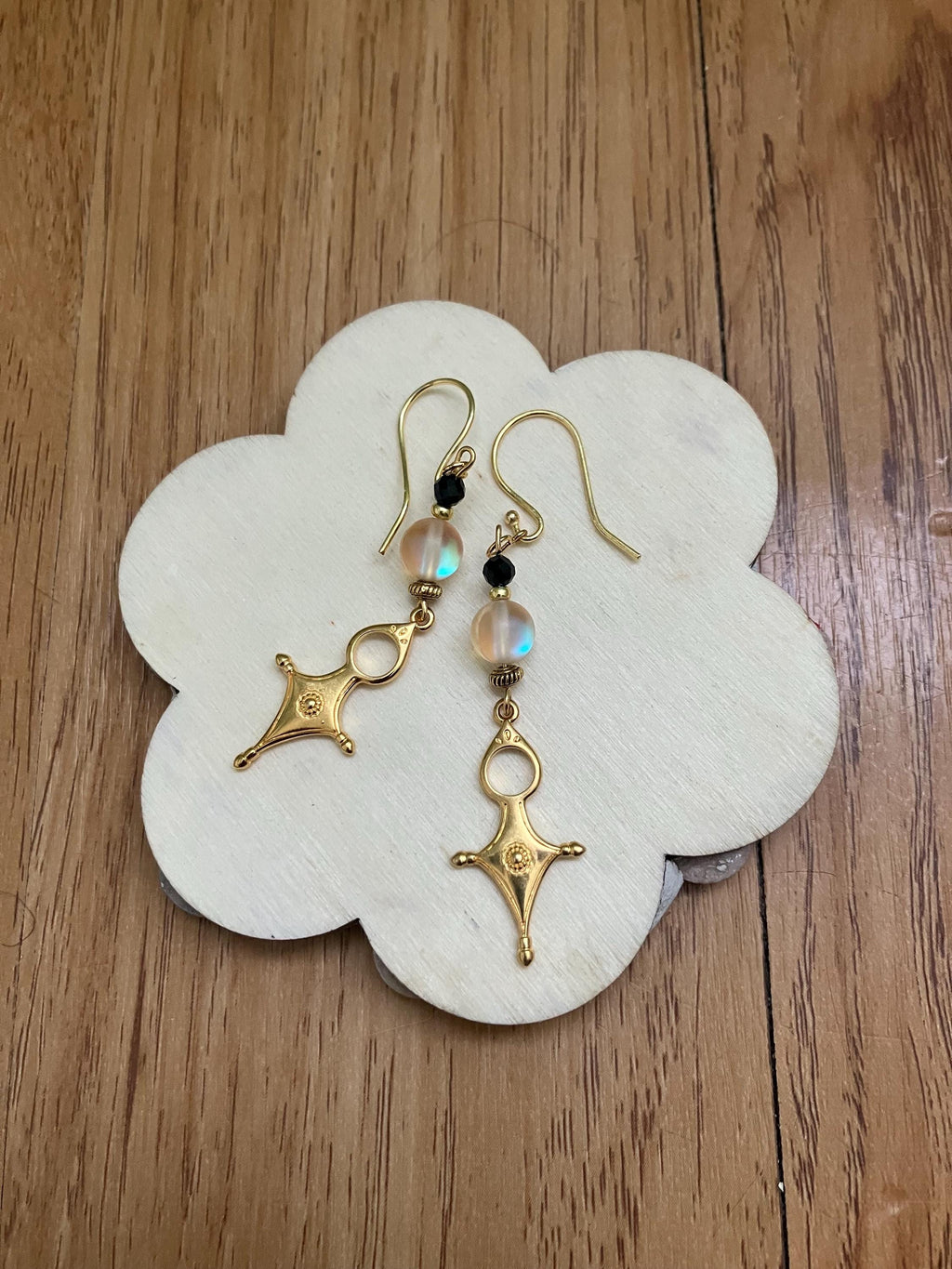 Boucles, Longues boucles ethniques en laiton doré à l or fin, semi précieuse spectrolite et onyx facette