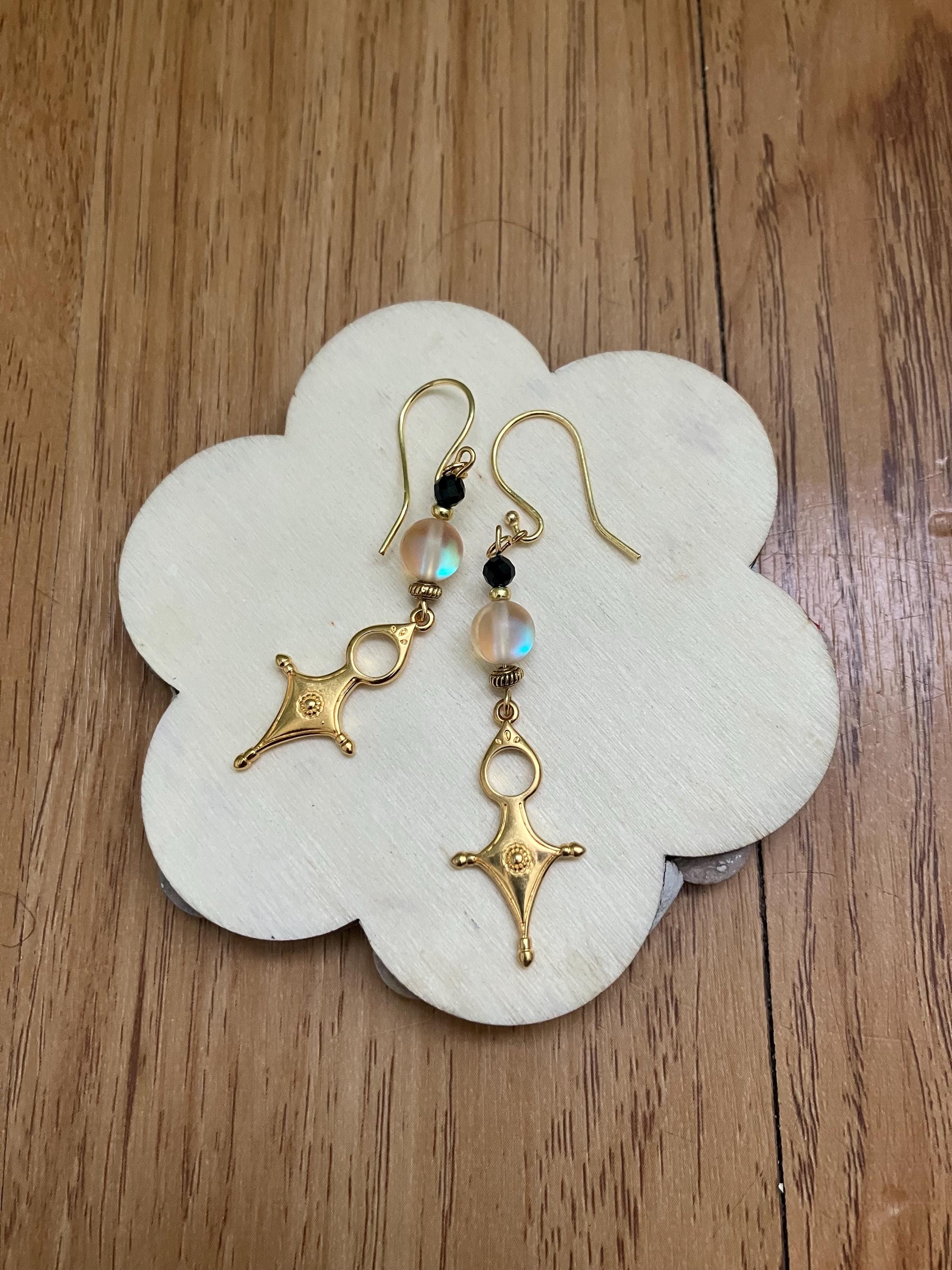 Boucles, Longues boucles ethniques en laiton doré à l or fin, semi précieuse spectrolite et onyx facette