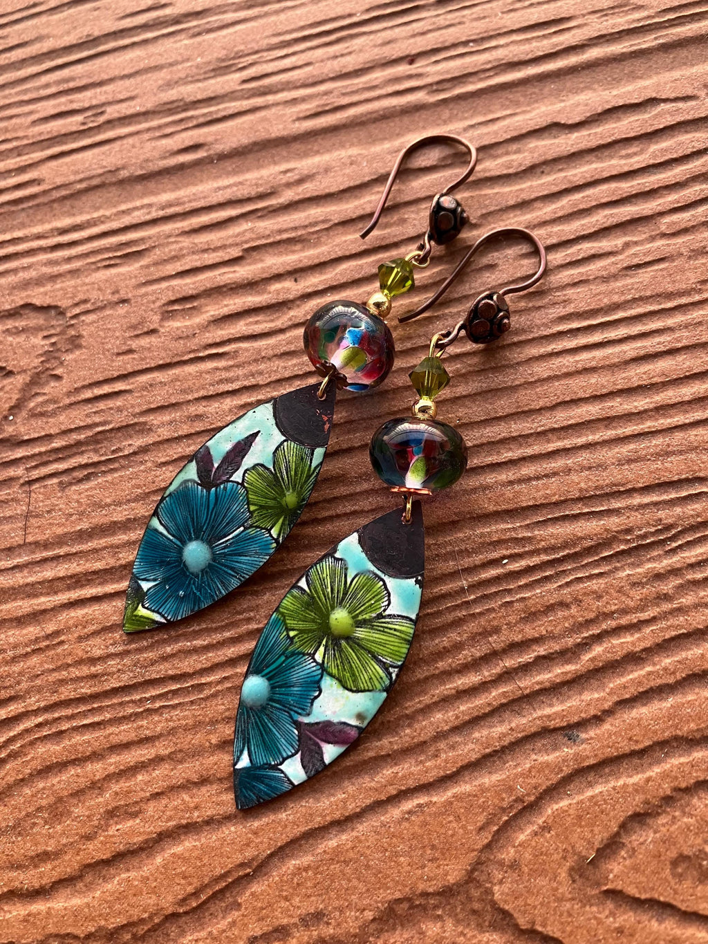 boucles romantiques fleuries en cuivre émaillé d art, verre filé au chalumeau, plaqué or et cuivre