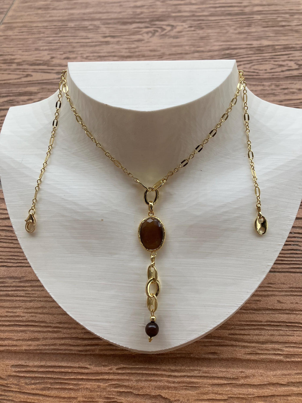 sautoir moderne chaîne torsadée en plaqué or, superbe connecteur en cristal œil de tigre dans sa lunette en plaqué or, semi précieuse