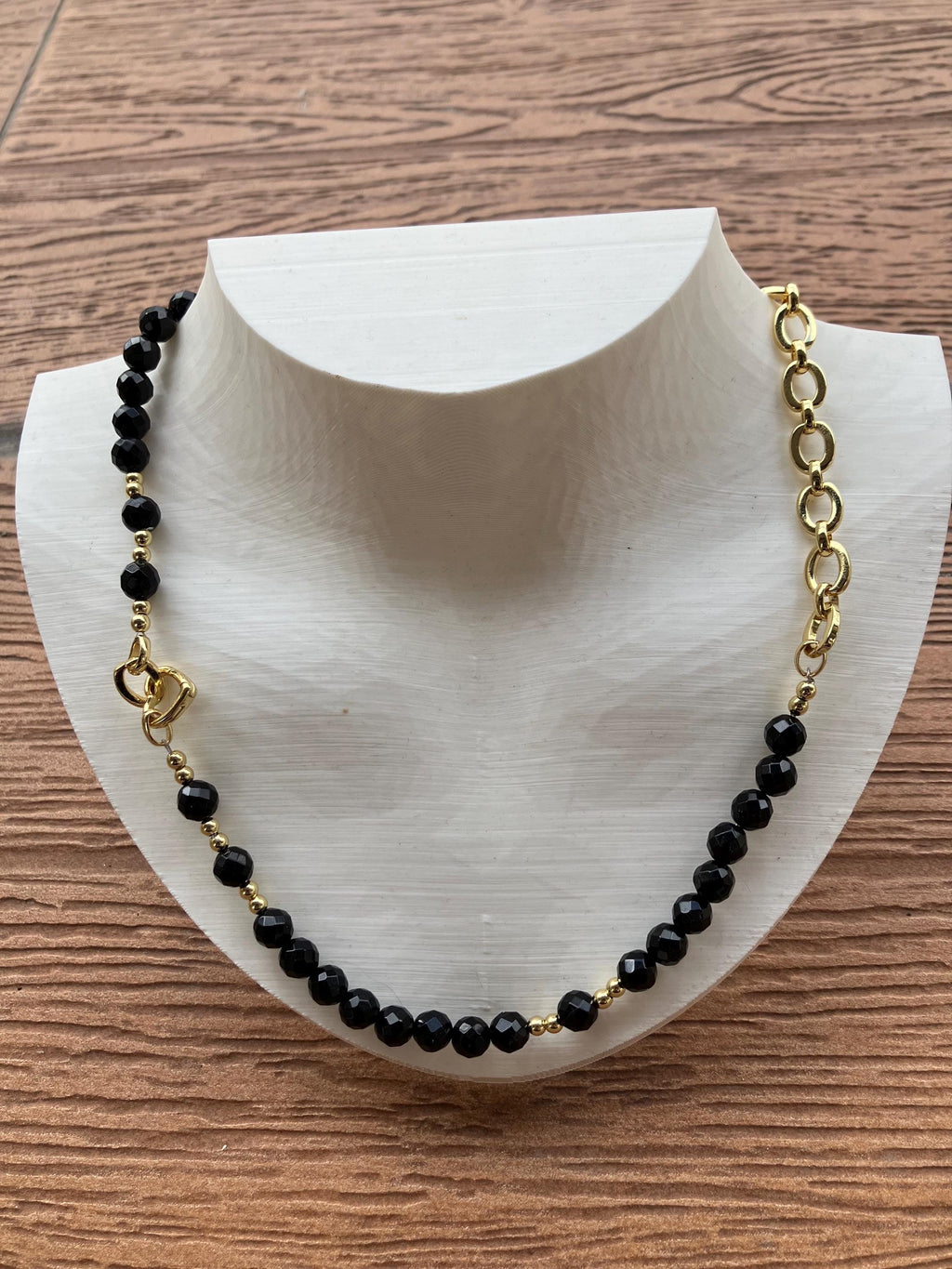 collier original bi matière plaqué or et semi précieuse onyx noir facette