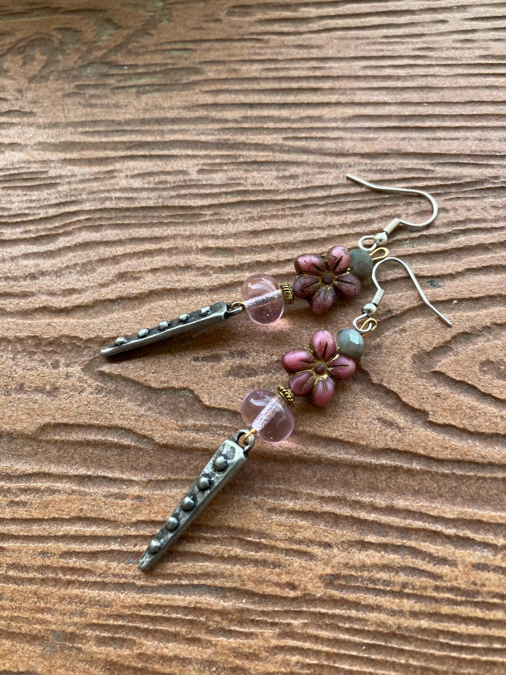 Boucles, boucles fleurs, boucles originales, etain, verre filé, boucles roses, boucles grises