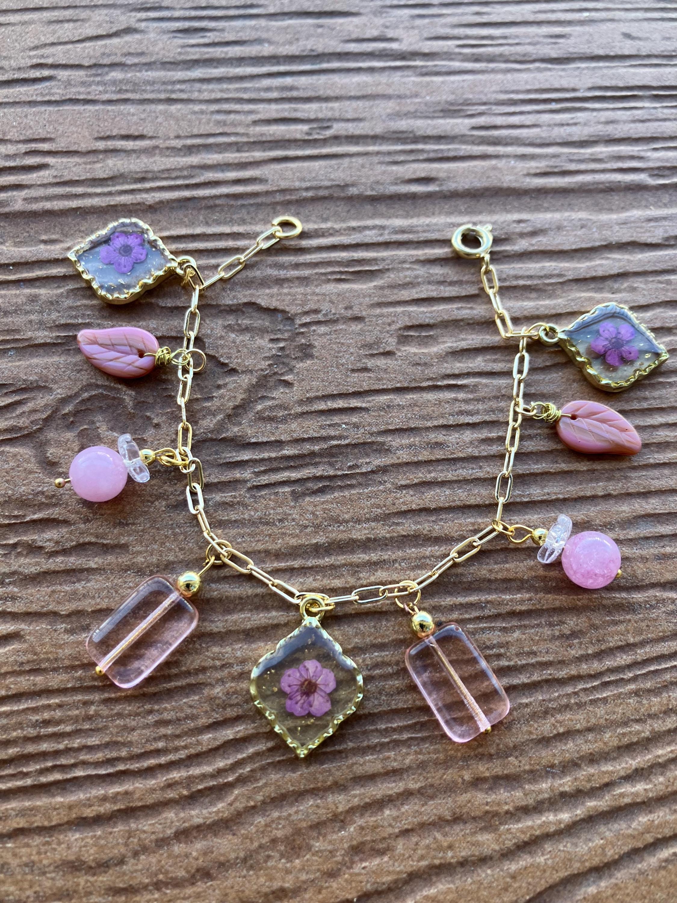 bracelet breloques original chaîne maille en plaqué or, semi précieuse jade rose de Madagascar, charms verre vintage fleurs séchées