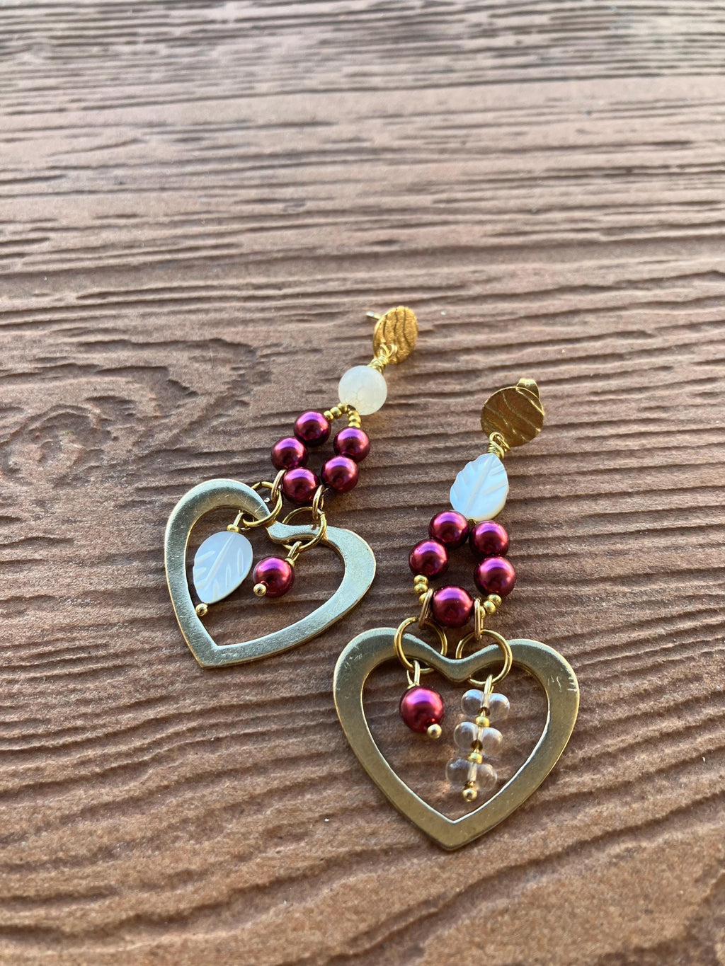 bouclés romantiques cœur dépareillées en laiton massif artisanal, perle naturelle craquelée, nacre sculptée et perles nacrées Swarovski