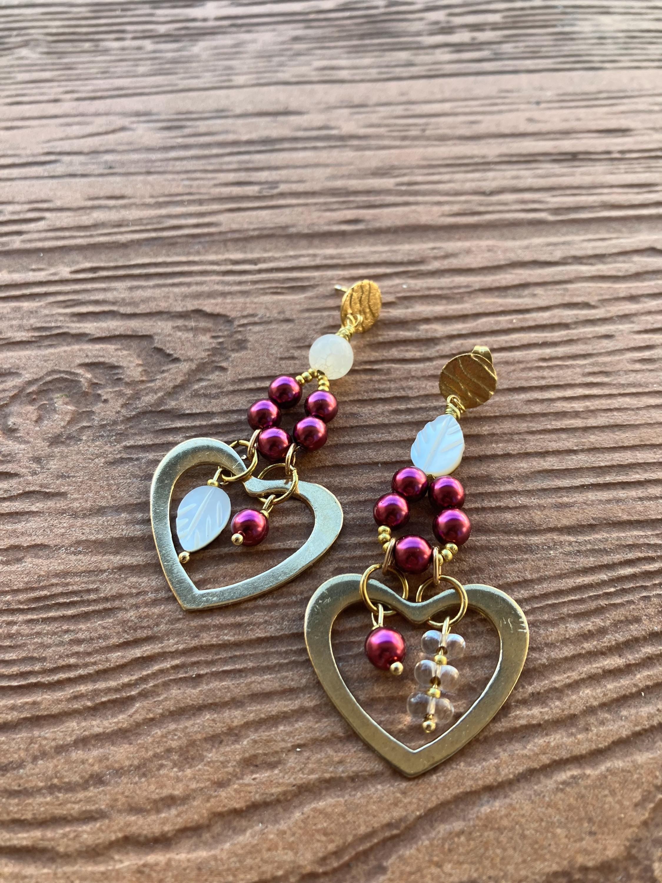 bouclés romantiques cœur dépareillées en laiton massif artisanal, perle naturelle craquelée, nacre sculptée et perles nacrées Swarovski