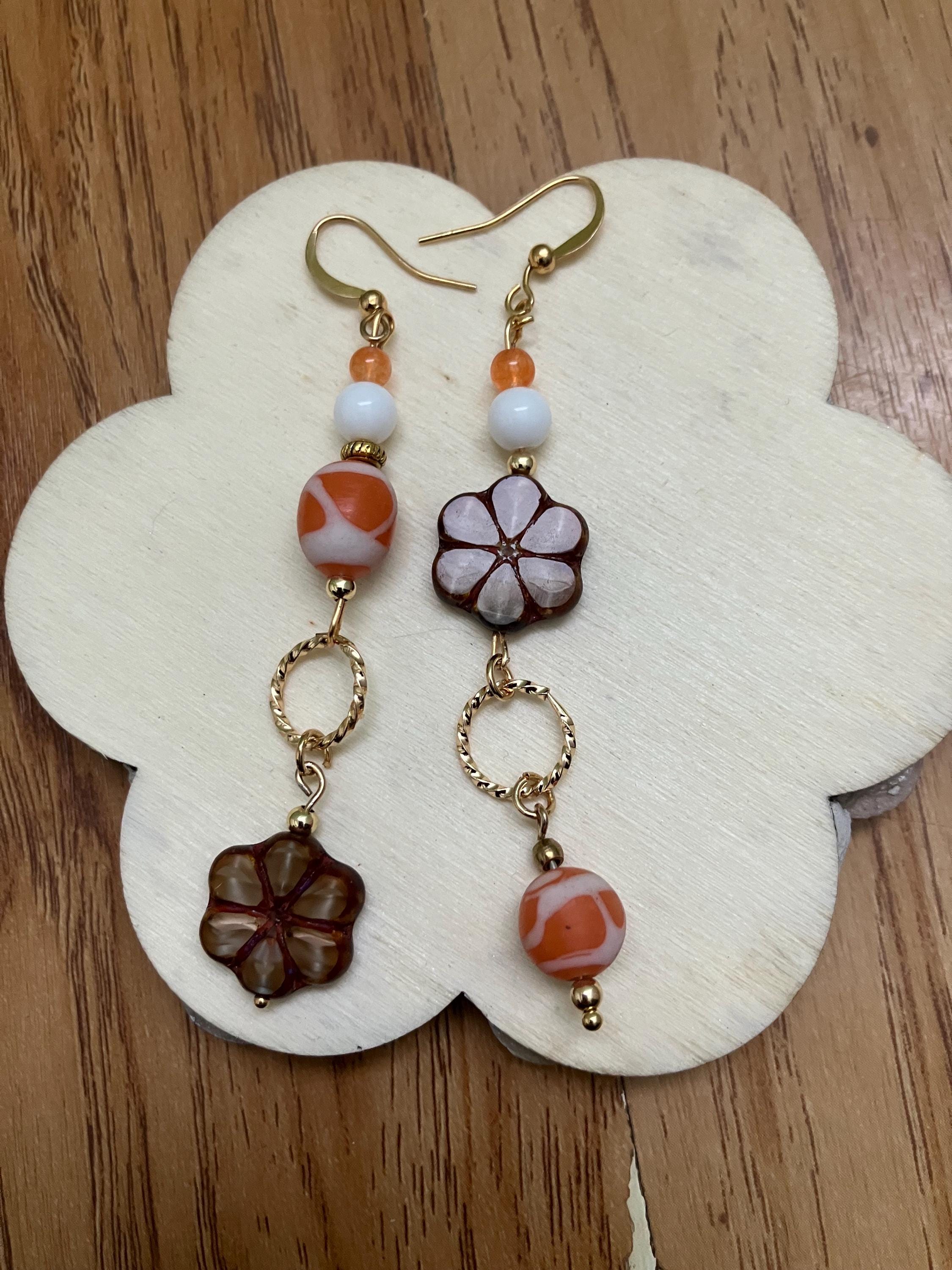 Boucles, longues boucles dépareillées, verre tchèque, verre indien, plaqué or