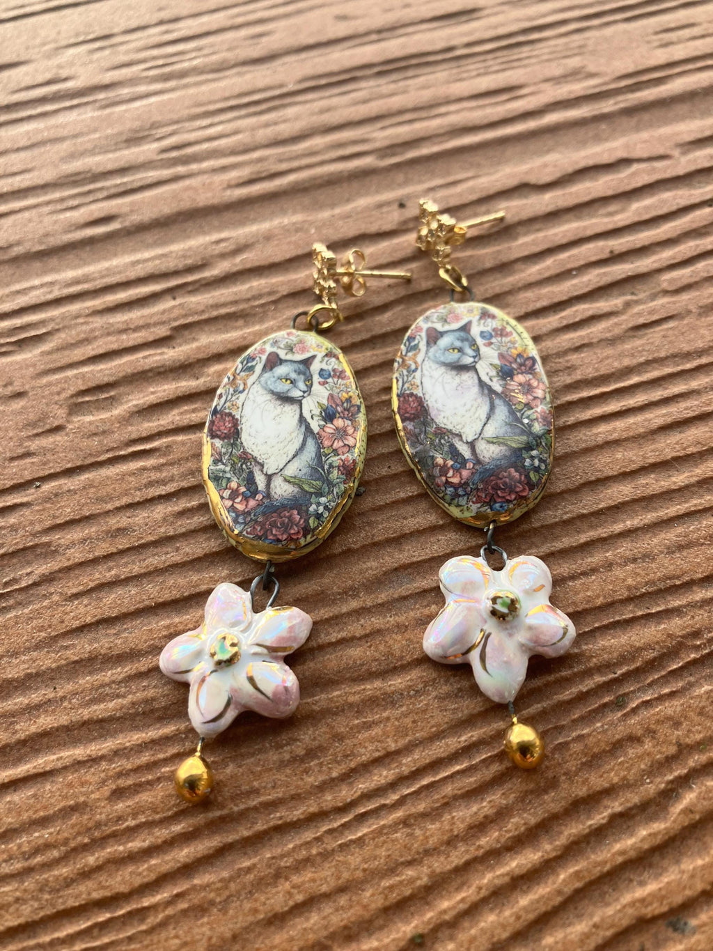 Longues boucles d oreilles art deco tres originales en céramique émaillé d art représentant des chats