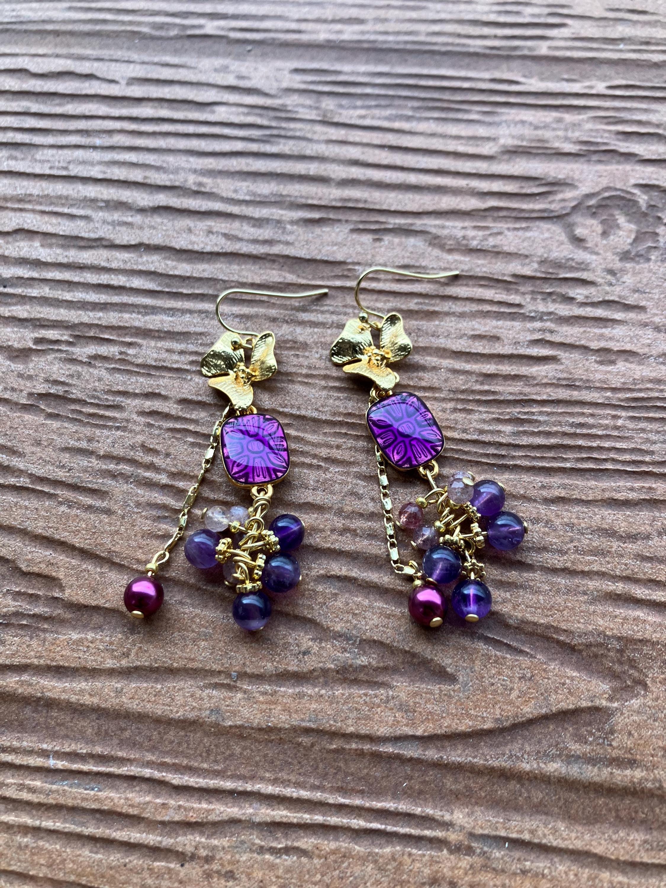 boucles bohème chic romantiques prune violet en laiton doré à l or fin 24k, semi précieuse améthyste et quartz fraise, nacre Swarovski