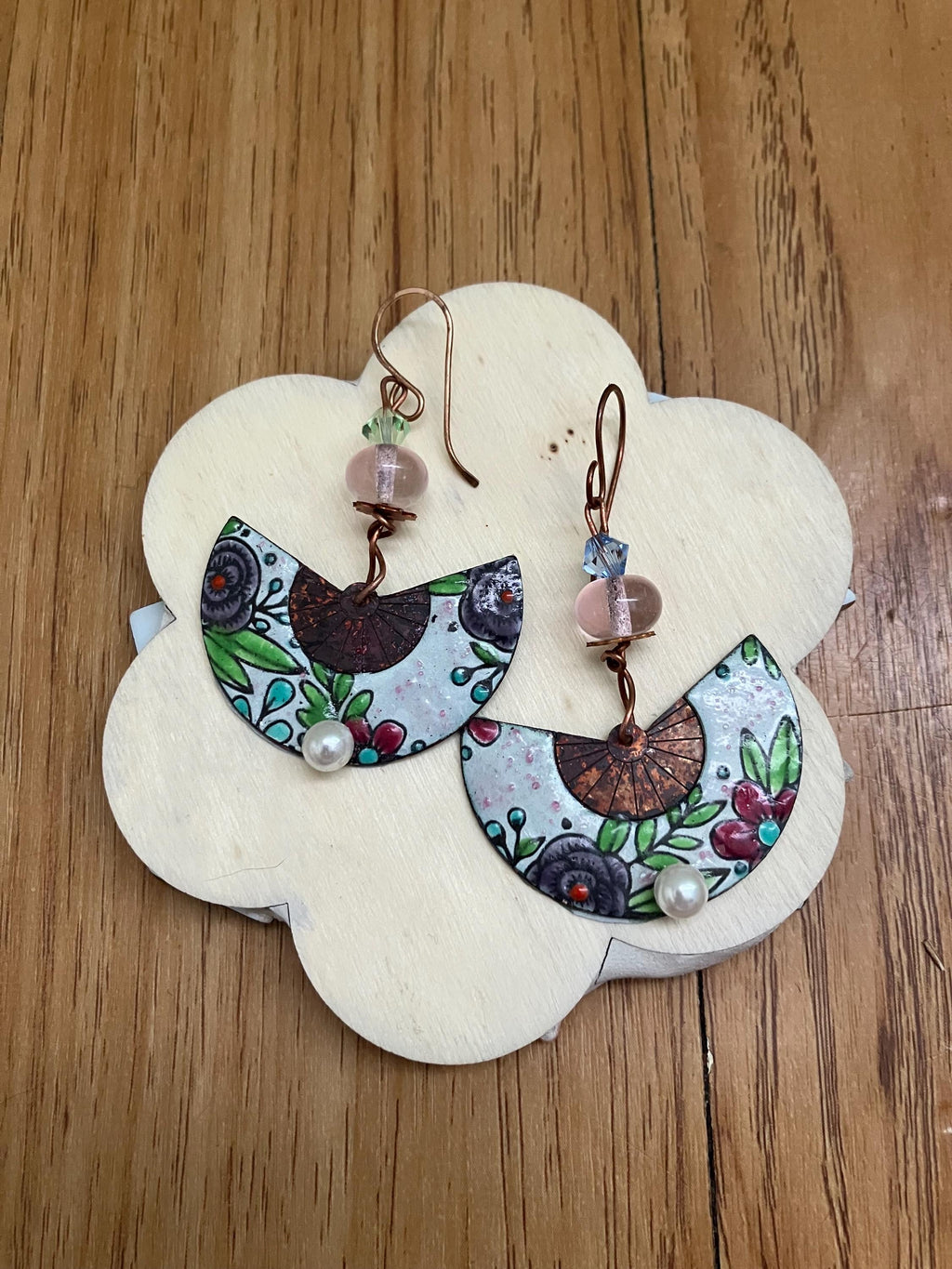 Boucles, Boucles japonaises, cuivre émaillé, verre filé, cristal Swarovski