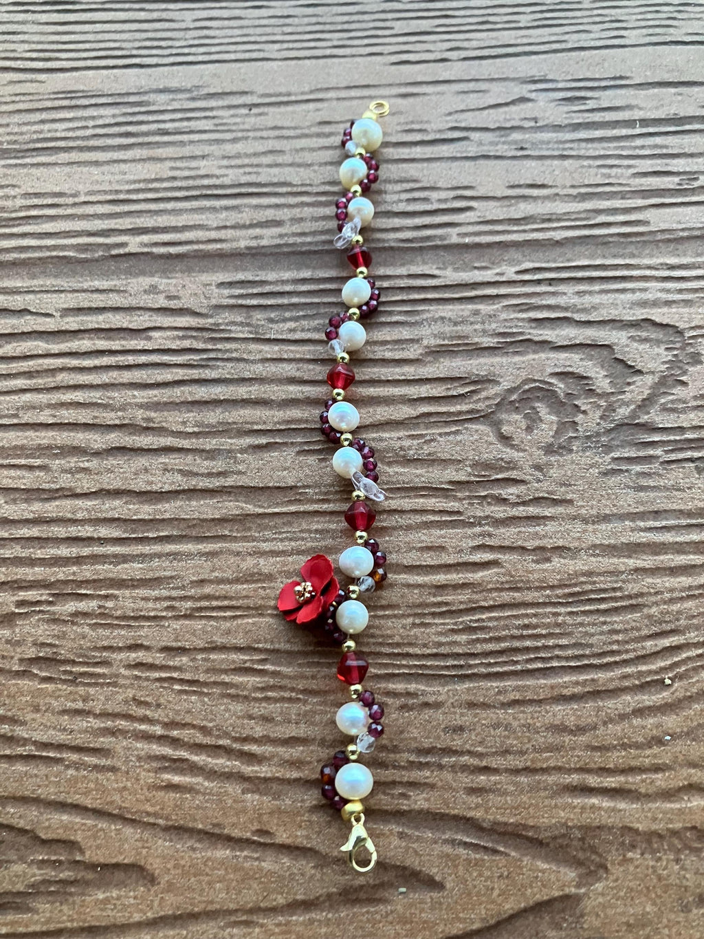 bracelet torsadé rouge or et blanc de perles semi précieuse facettées grenat, cristal de roche, verre tchèque, plaque or