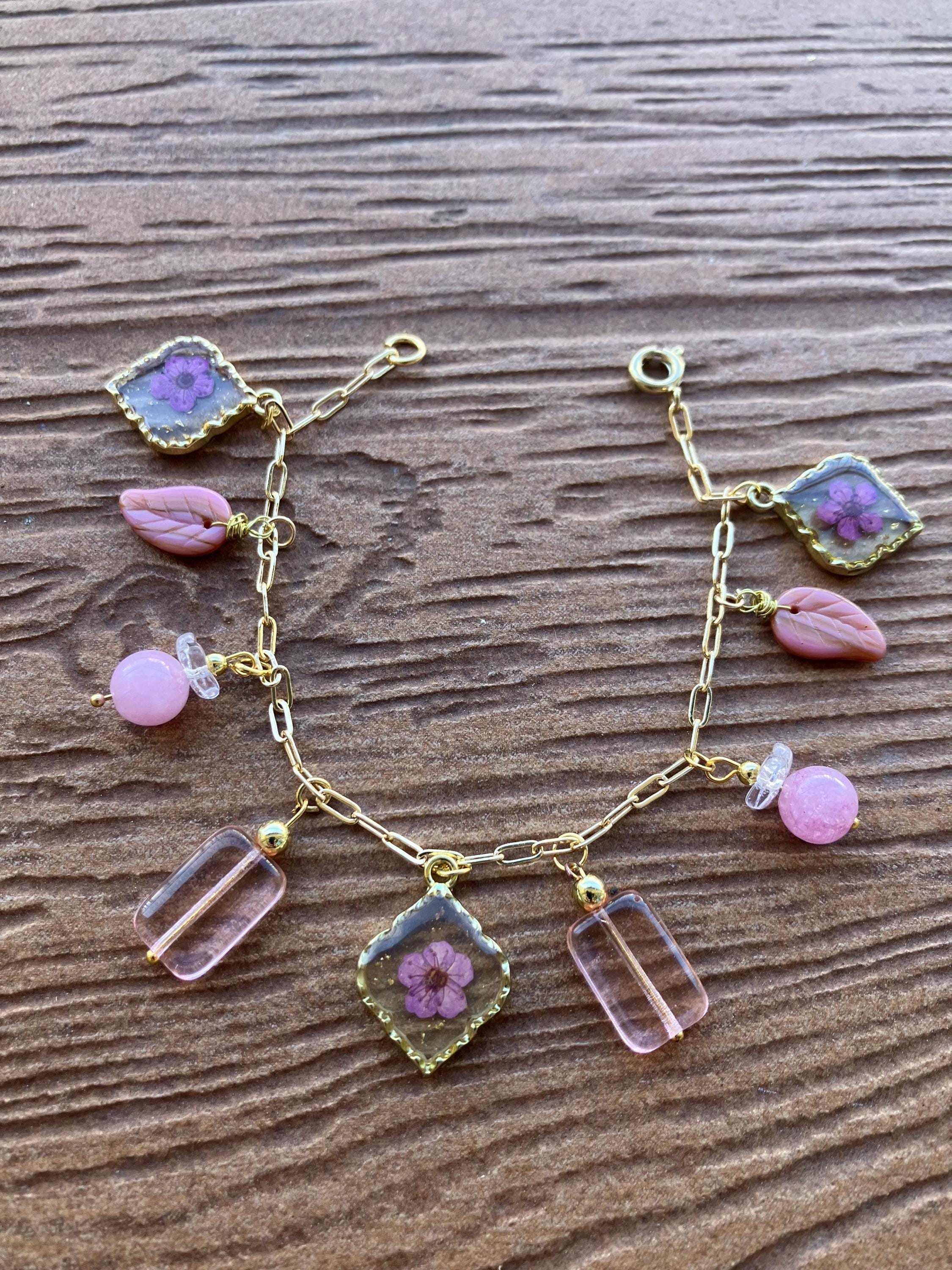 bracelet breloques original chaîne maille en plaqué or, semi précieuse jade rose de Madagascar, charms verre vintage fleurs séchées