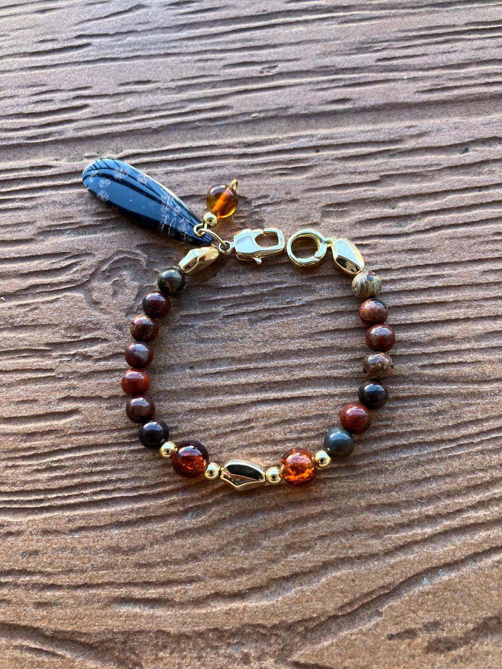 Bracelet semi précieuse jaspe brèchique rouge et obsidienne flocon de neige, plaqué or