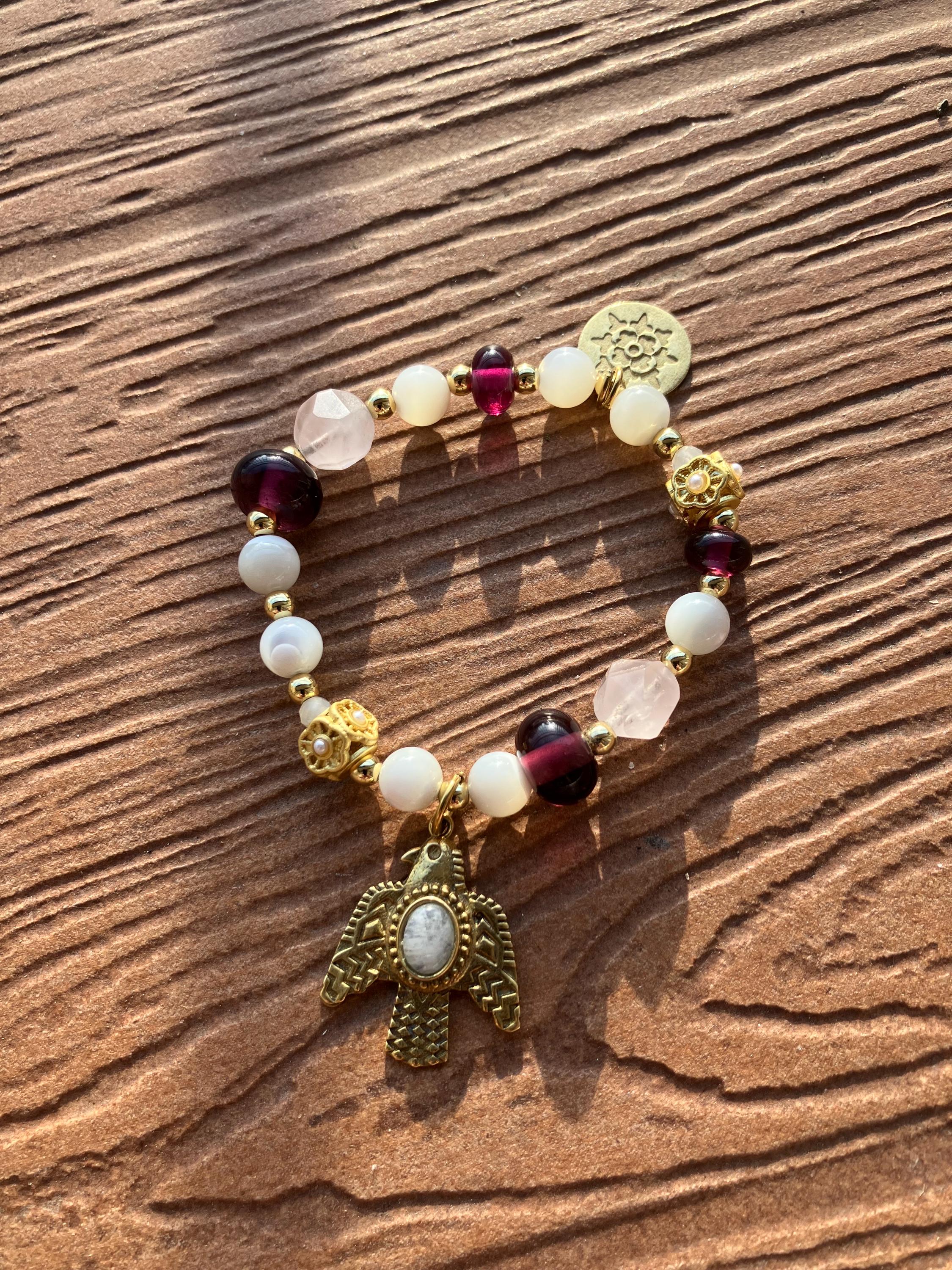 Bracelet chic 3 couleurs blanc prune rose, de pierres semi précieuse quartz rose, nacré naturelle et verre filé d art, avec charm oiseau