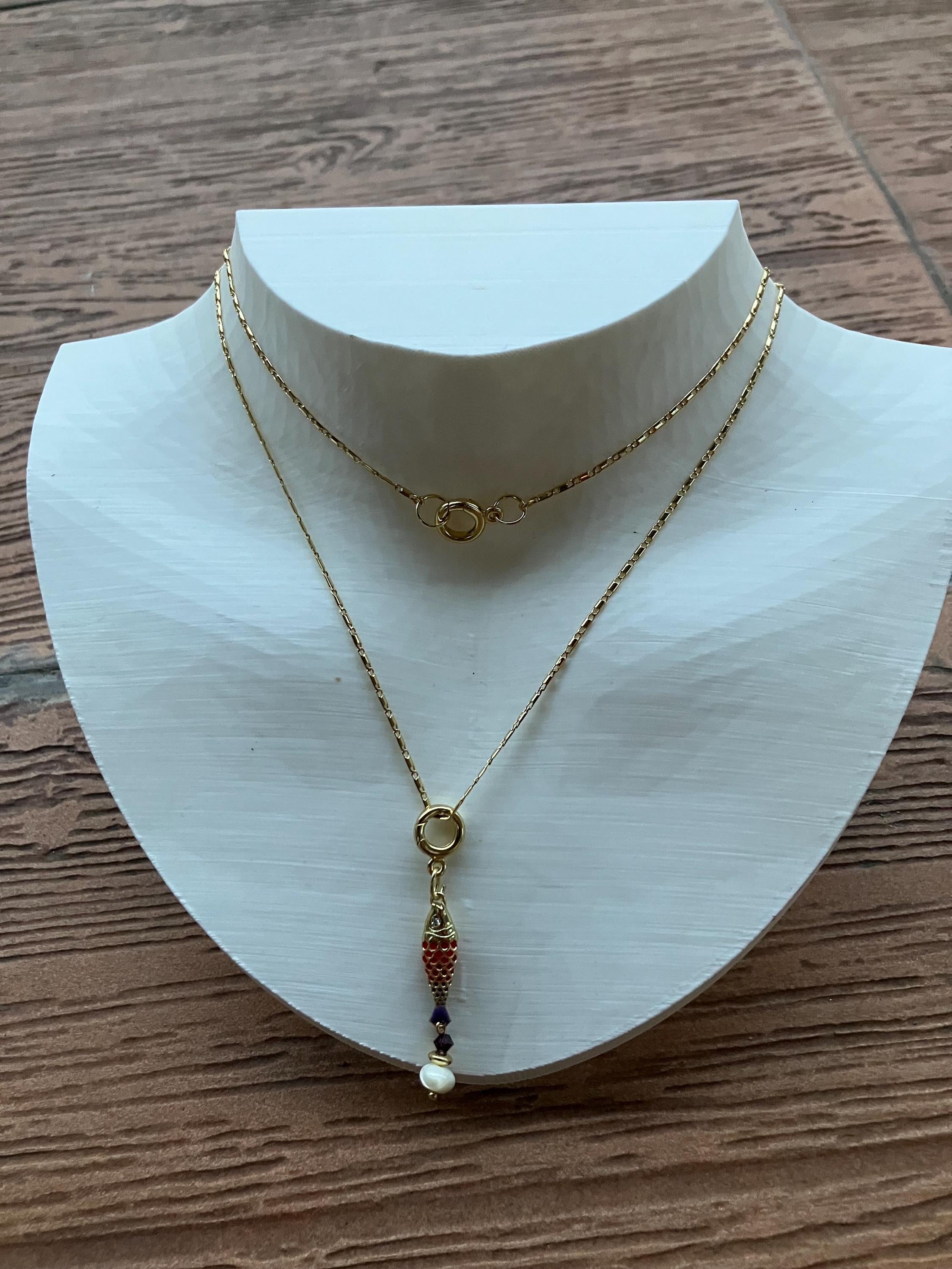 Sautoir moderne en plaque or 18 carats, coquillage naturel, cristal Swarovski avec pendentif poisson en aurifie et émail