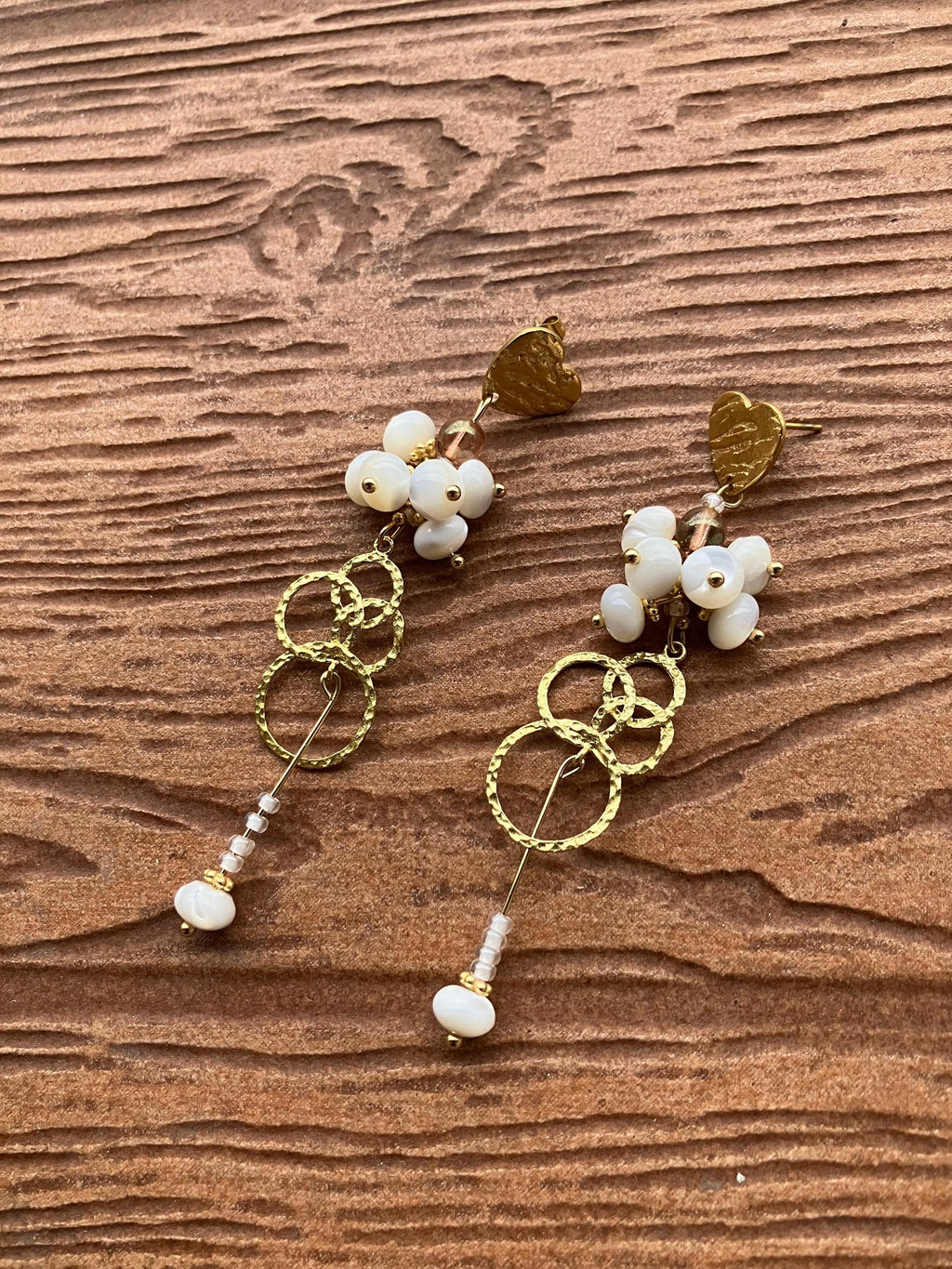 Longues boucles pendantes chic en laiton doré artisan et perles naturelles en coquilles de mer blanche troca