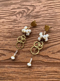 Longues boucles pendantes chic en laiton doré artisan et perles naturelles en coquilles de mer blanche troca