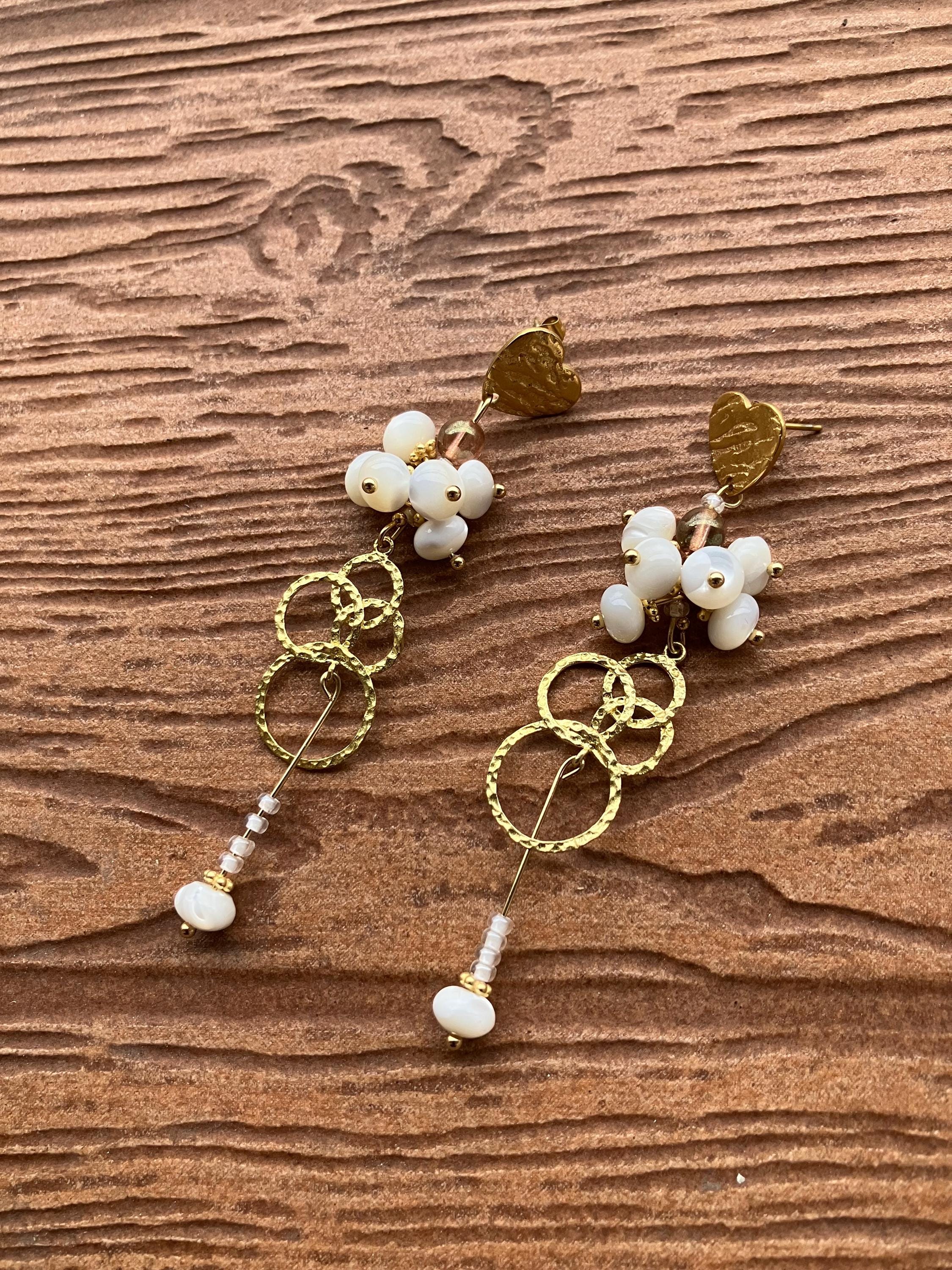 Longues boucles pendantes chic en laiton doré artisan et perles naturelles en coquilles de mer blanche troca