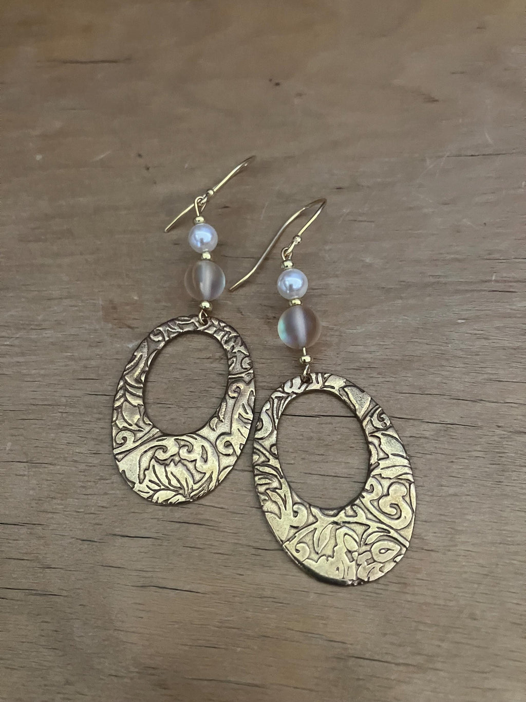 Boucles, boucles en bronze massif martèle, spectrolite, nacre Swarovski