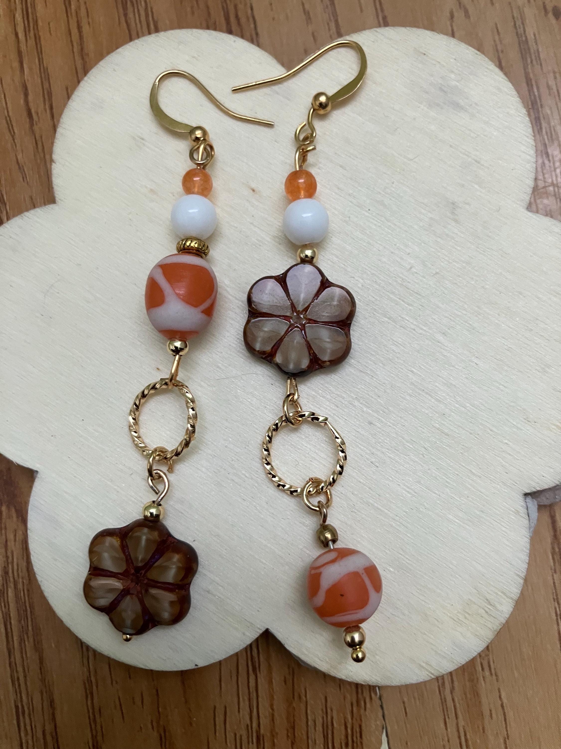 Boucles, longues boucles dépareillées, verre tchèque, verre indien, plaqué or