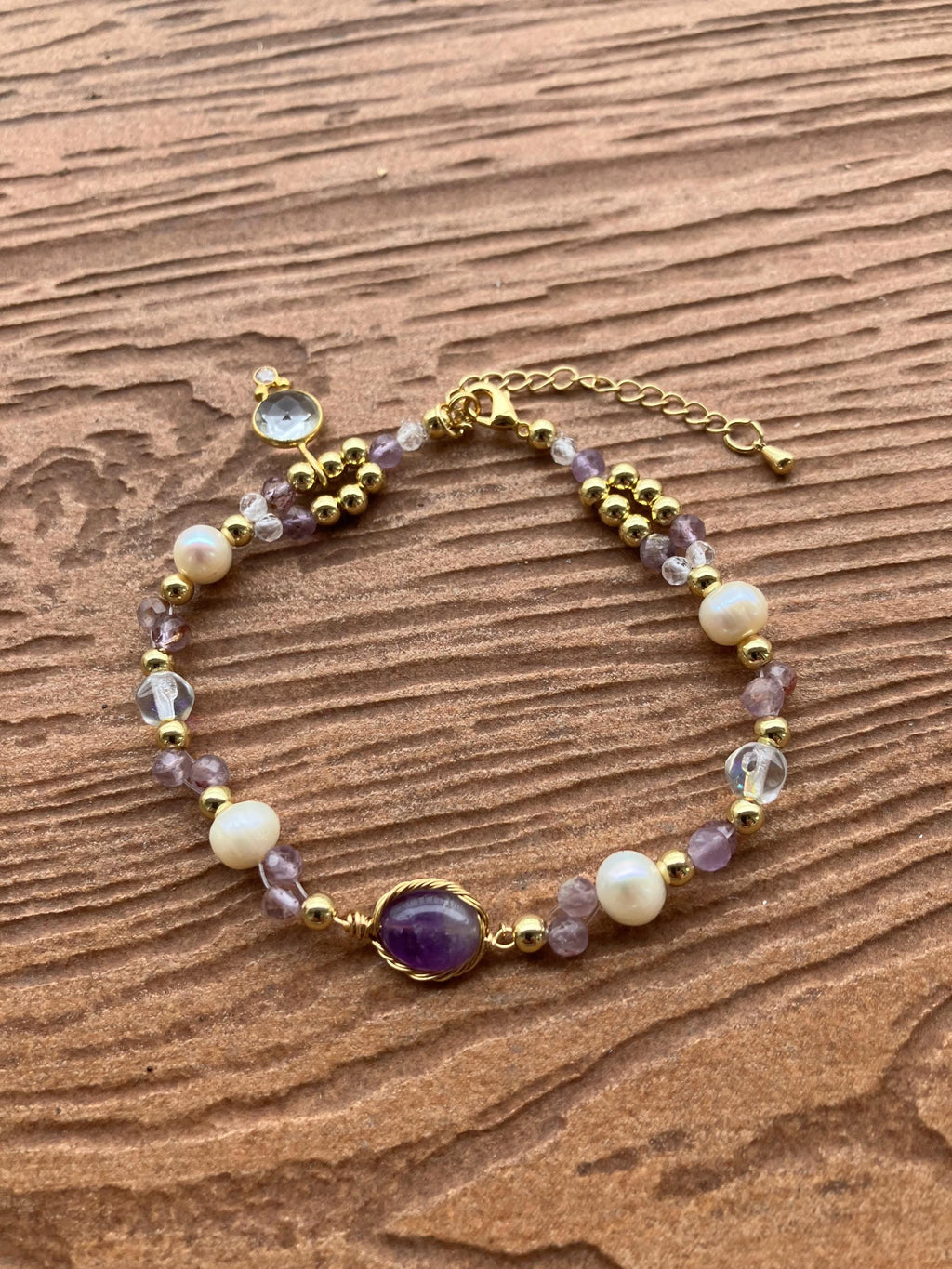 bracelet chic semi précieuse blanc mauve et or en semi précieuse améthyste, cacoxenite, cristal de roche, cristal de quartz, plaqué or